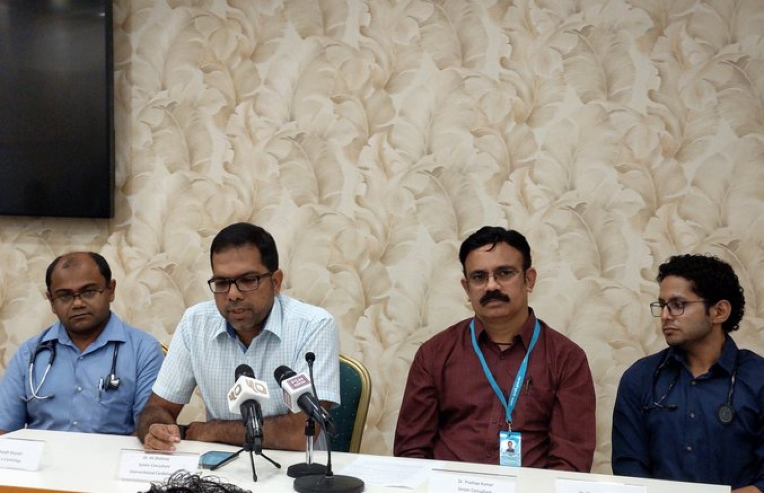 ނޭޝަނަލް ކާޑިއެކް ސެންޓަރުގެ ކާމިޔާބީއާ ގުޅޭ ގޮތުން މިއަދު ބޭއްވި ނިއުސް ބްރީފިންގައި ހިތުގެ ޑޮކްޓަރު އަލީ ޝަފީގް (ވ-2) ވާހަކަ ދައްކަވަނީ.---ފޮޓޯ: އައިޖީއެމްއެޗް