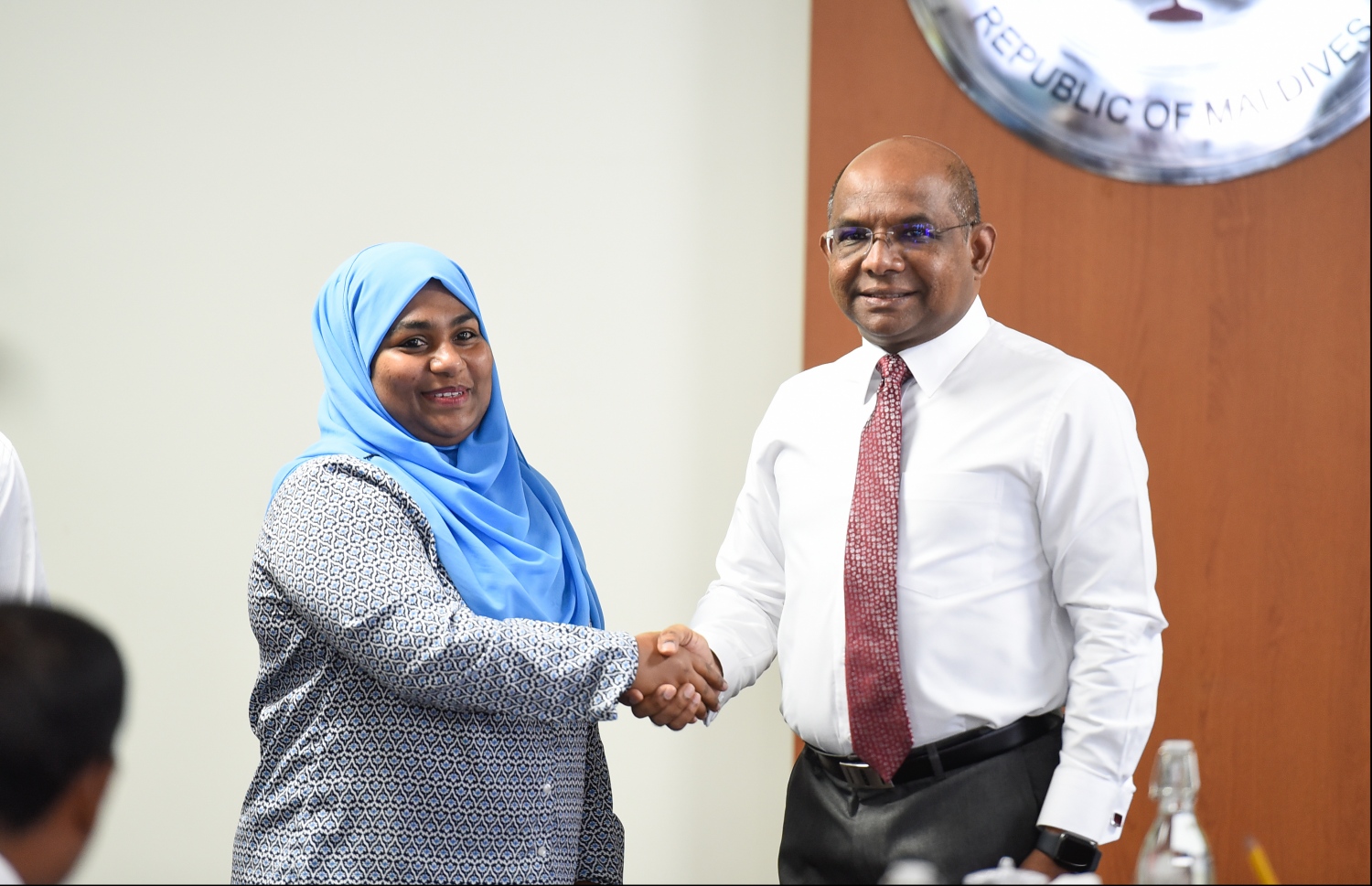 ފޮރިން މިނިސްޓްރީގެ ޕީއެސްއަކަށް އައްޔަންކުރެއްވި ޝިފާނާއާ، ފޮރިން މިނިސްޓަރު ޝާހިދު ސަލާމްކުރައްވަނީ.-- ފޮޓޯ: ހުސެއިން ވަހީދު/ މިހާރު