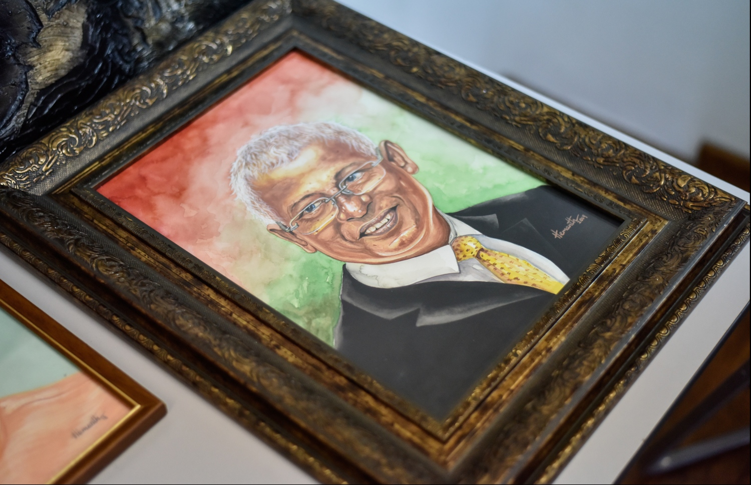 އެއްތަންވުން އާޓް އެގްޒިބިޝަަންގައި، ރައީސް އިބްރާހިމް މުހައްމަދު ސޯލިހުގެ ތަސްވީރެއް ދައްކާލަން ބަހައްޓާފައި. -- ފޮޓޯ: ހުސެއިން ވަހީދު/ މިހާރު