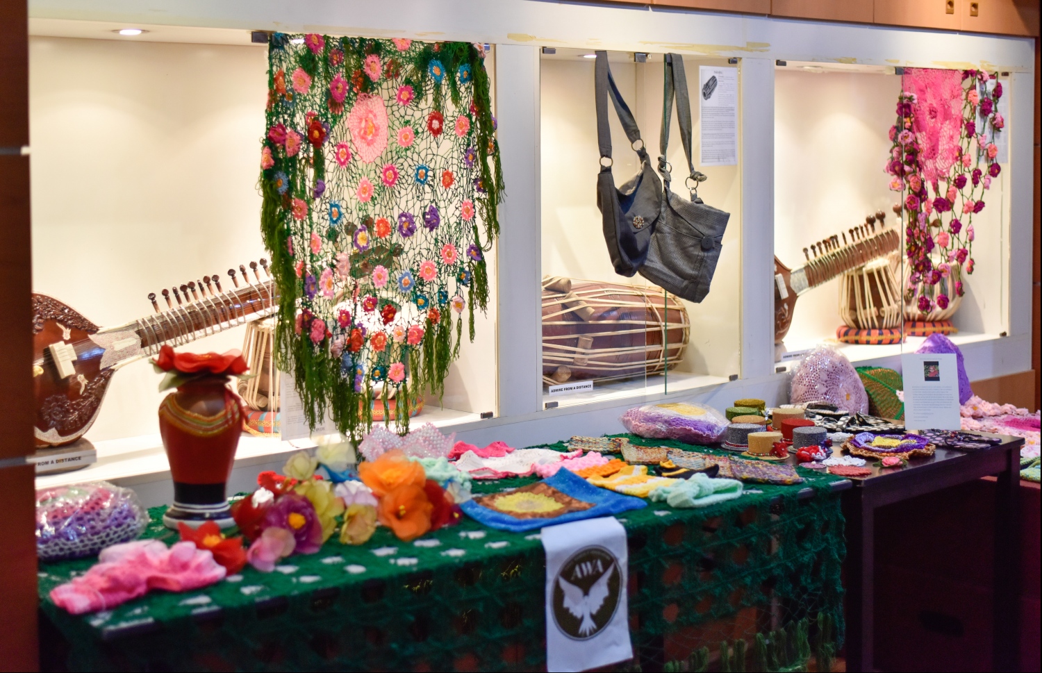 އައިސީސީގައި ކުރިއަށް ގެންދާ އާޓް އެގްޒިބިޝަންގައި ދައްކާލާފައިވާ ބައެއް އުފެއްދުންތައް -- ފޮޓޯ: ހުސެއިން ވަހީދު/ މިހާރު