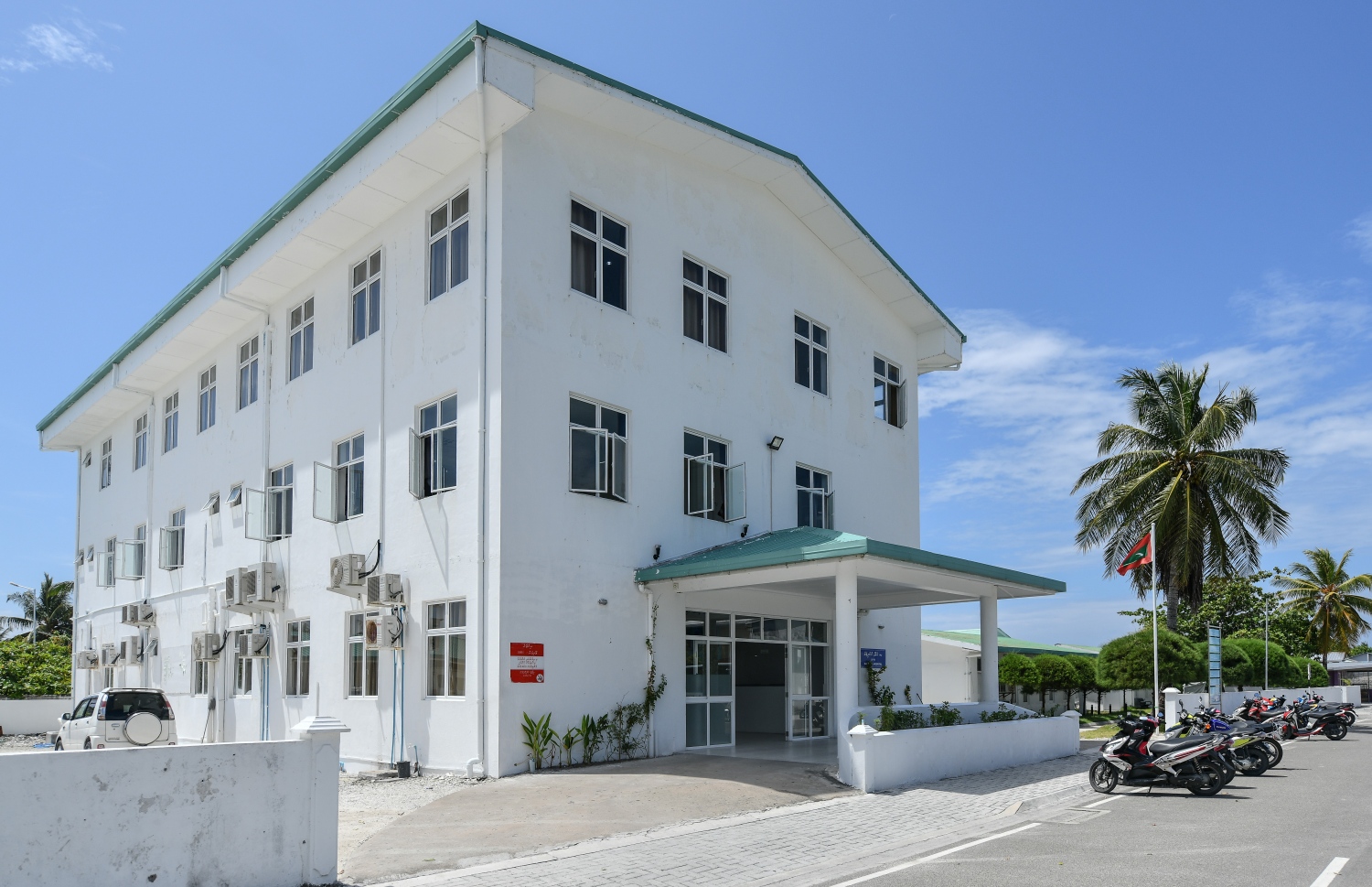 ގއ. އަތޮޅު ވިލިނގިލީ ހޮސްޕިޓަލް: އަތޮޅުތަކުގެ ހޮސްޕިޓަލްތަކުގައި ކޮވިޑުގައި އެންމެ ހާލު ބޮޑުވާ މީހުންނަށް ވެސް ފަރުވާދެވޭނެ އިންތިޒާމް އަންނަނީ ހަމަޖައްސަމުން. --ފޮޓޯ: ނިޝާން އަލީ/މިހާރު