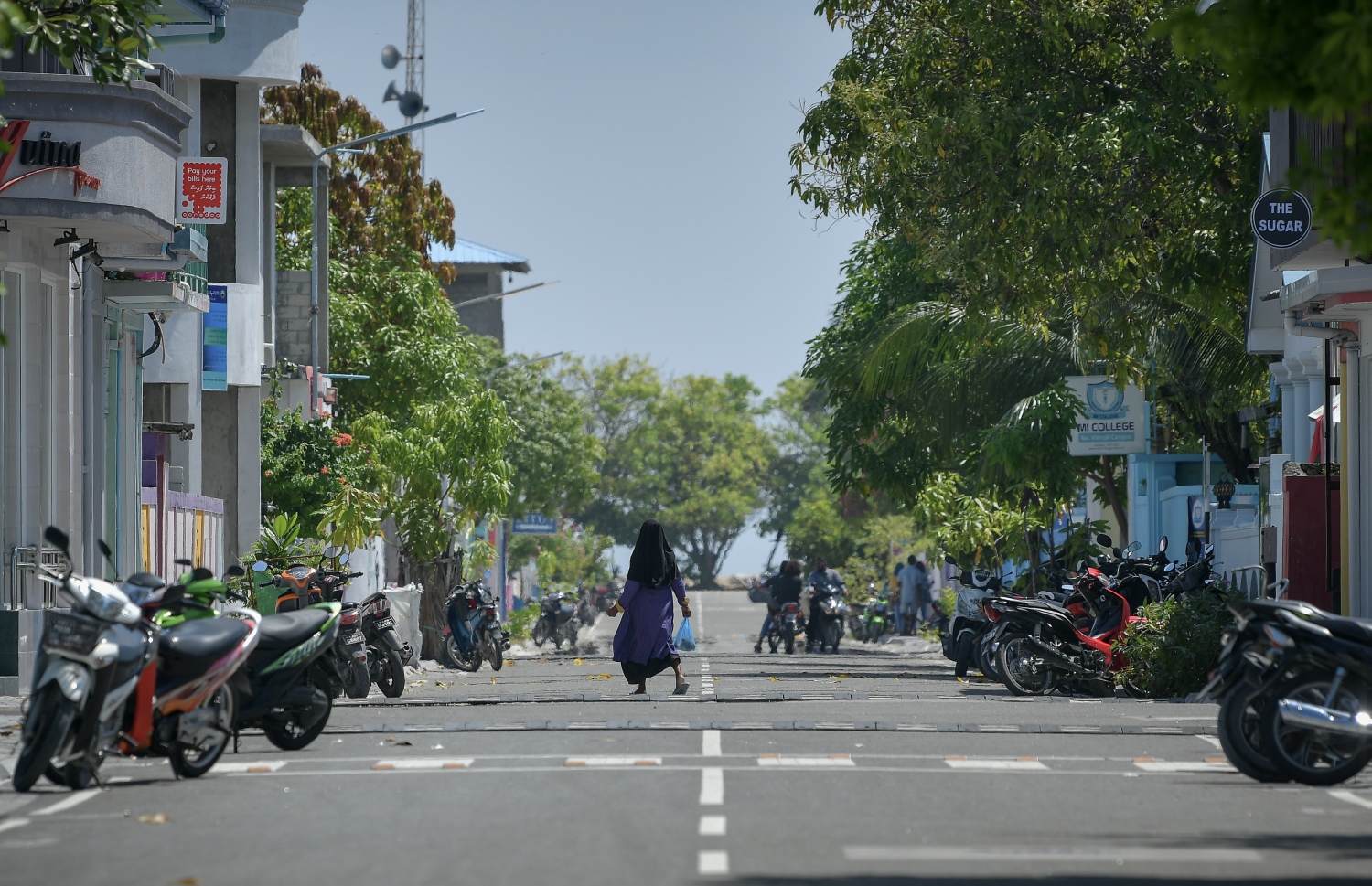 ގއ. ވިލިނގިލީގައި އުމުރުން ދުވަސްވީ މީހަކު ބޮޑު މަގުން ހިނގާފައި ދަނީ. --ފޮޓޯ: ނިޝާން އަލީ/މިހާރު