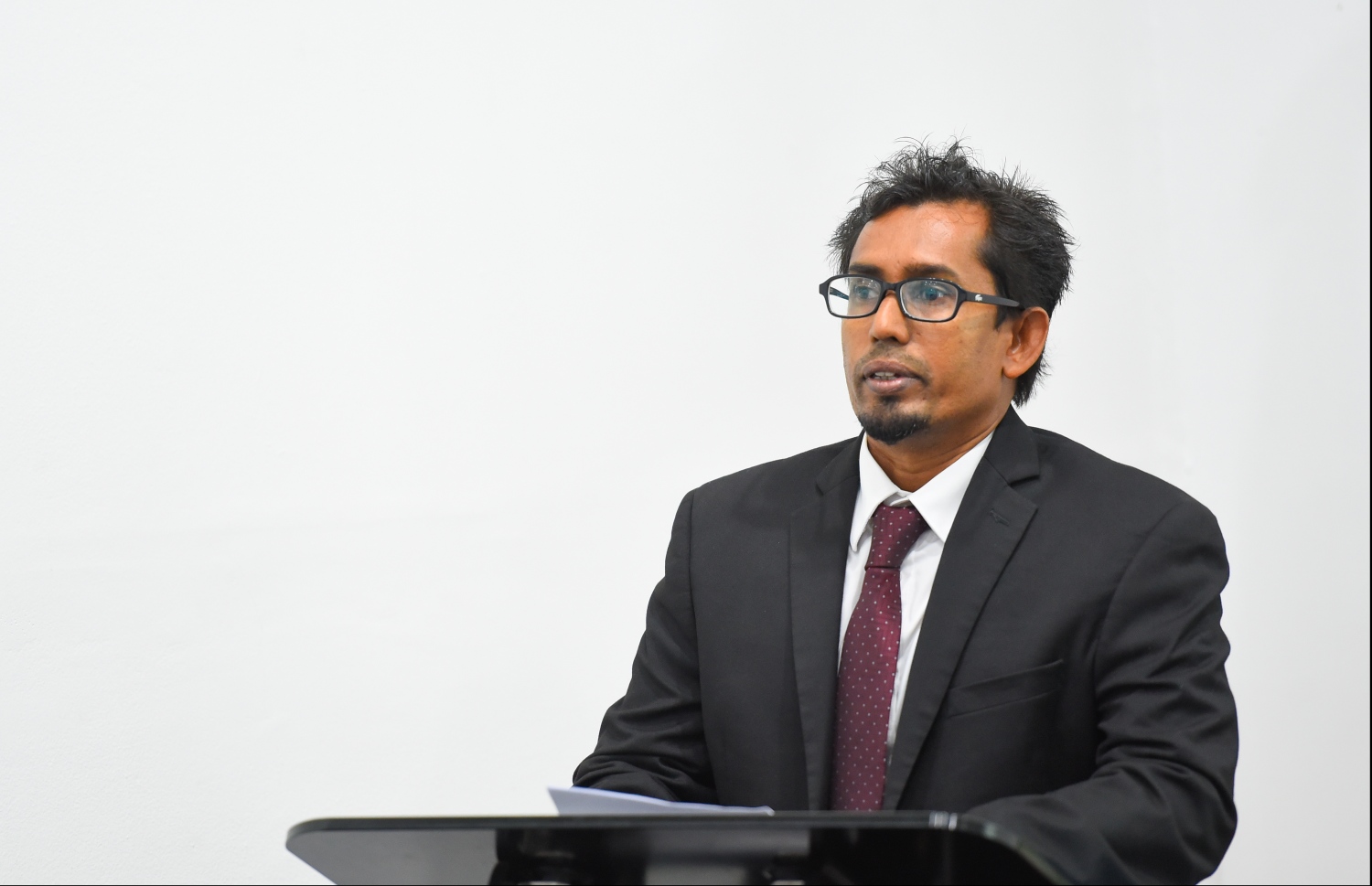 ހަތް ފަނޑިޔާރަކު ހުވާކުރެއްވުމަށް މިއަދު ބޭއްވި ރަސްމިއްޔާތުގައި ޖޭއެސްސީގެ ނައިބު ރައީސް މަސްތޫރު ވާހަކަ ދައްކަވަނީ: މިދިޔަ އަހަރު 200 އެއްހާ ޝަކުވާ ޖޭއެސްސީ އަށް ލިބުނުއިރު، އޭގެ ތެރެއިން ދެބައިކުޅަ އެއްބައި ޝަކުވާ އަކީ މައްސަލަތައް ވަރަށް ބޮޑަށް ލަސްވުން ކަމަށް ވިދާޅުވި.---ފޮޓޯ: ހުސައިން ވަހީދު/މިހާރު