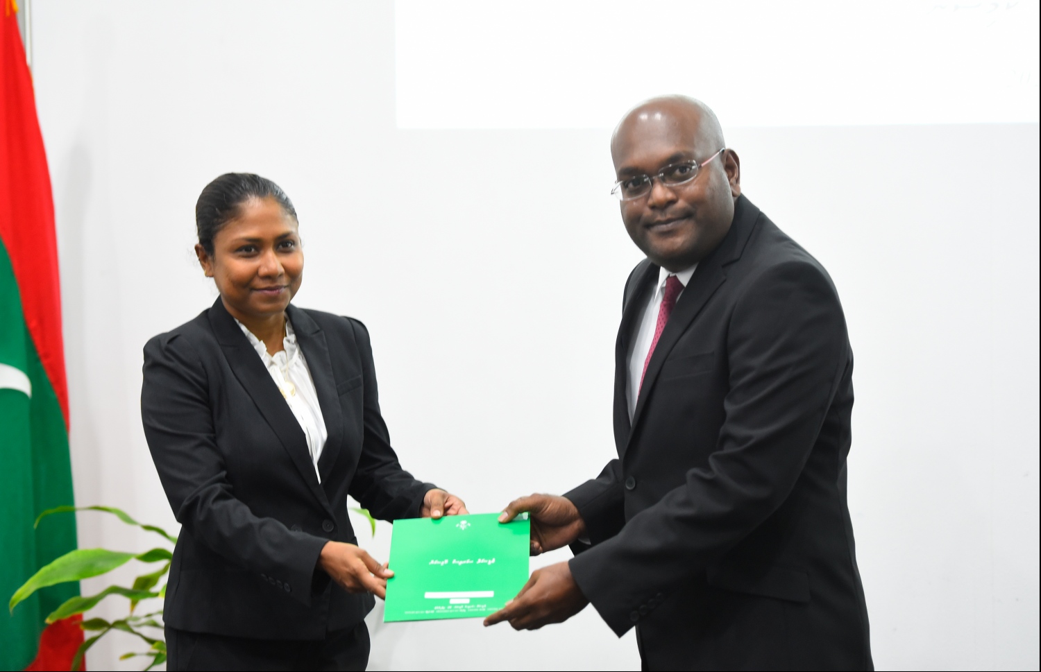 މާލެ: ޖެނުއަރީ 21، 2020: ކޯޓުތަކަށް އަލަށް އައްޔަން ކުރި ހަތް ފަނޑިޔާރުން ހުވާކުރުމުމަށް ޑިޕާޓްމަންޓް އޮފް ޖުޑިޝަލްް އެޑްމިނިސްޓްރޭޝަންގައި ބޭއްވި ރަސްމިއްޔާތުގެ ތެރެއިން-- ފޮޓޯ: ހުސައިން ވަހީދު/ މިހާރު