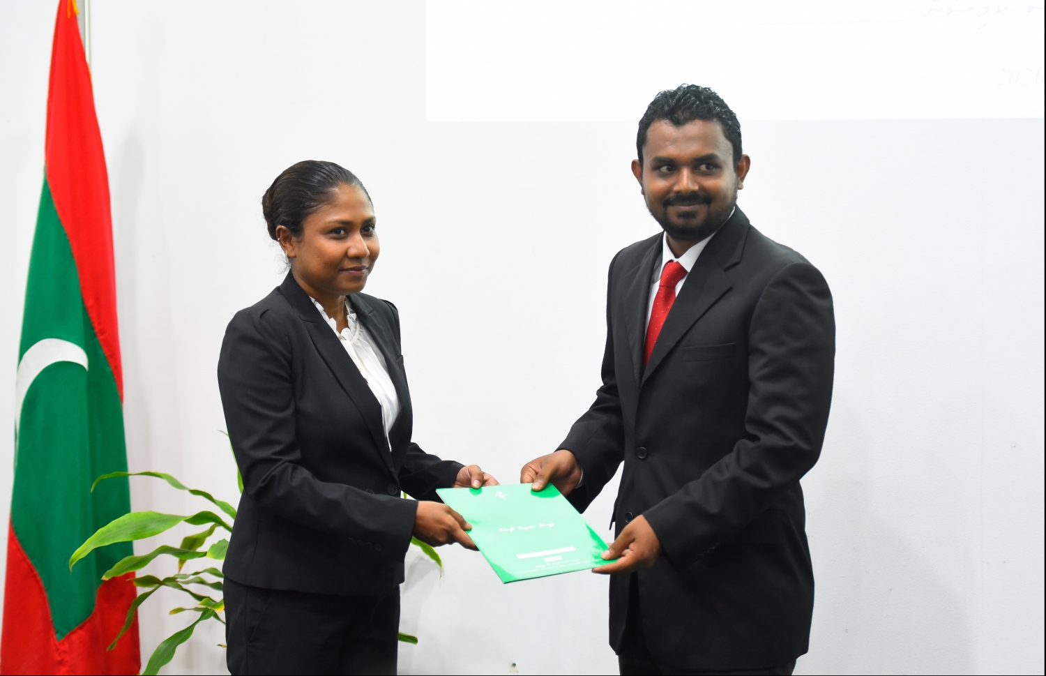 މާލެ: ޖެނުއަރީ 21، 2020: ކޯޓުތަކަށް އަލަށް އައްޔަން ކުރި ހަތް ފަނޑިޔާރުން ހުވާކުރުމުމަށް ޑިޕާޓްމަންޓް އޮފް ޖުޑިޝަލްް އެޑްމިނިސްޓްރޭޝަންގައި ބޭއްވި ރަސްމިއްޔާތުގެ ތެރެއިން-- ފޮޓޯ: ހުސައިން ވަހީދު/ މިހާރު