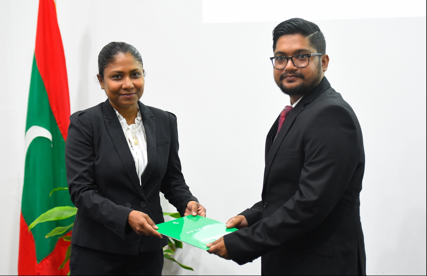 މާލެ: ޖެނުއަރީ 21، 2020: ކޯޓުތަކަށް އަލަށް އައްޔަން ކުރި ހަތް ފަނޑިޔާރުން ހުވާކުރުމުމަށް ޑިޕާޓްމަންޓް އޮފް ޖުޑިޝަލްް އެޑްމިނިސްޓްރޭޝަންގައި ބޭއްވި ރަސްމިއްޔާތުގެ ތެރެއިން-- ފޮޓޯ: ހުސައިން ވަހީދު/ މިހާރު