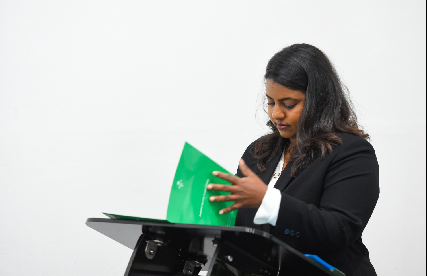 މާލެ: ޖެނުއަރީ 21، 2020: ކޯޓުތަކަށް އަލަށް އައްޔަން ކުރި ހަތް ފަނޑިޔާރުން ހުވާކުރުމުމަށް ޑިޕާޓްމަންޓް އޮފް ޖުޑިޝަލްް އެޑްމިނިސްޓްރޭޝަންގައި ބޭއްވި ރަސްމިއްޔާތުގެ ތެރެއިން-- ފޮޓޯ: ހުސައިން ވަހީދު/ މިހާރު