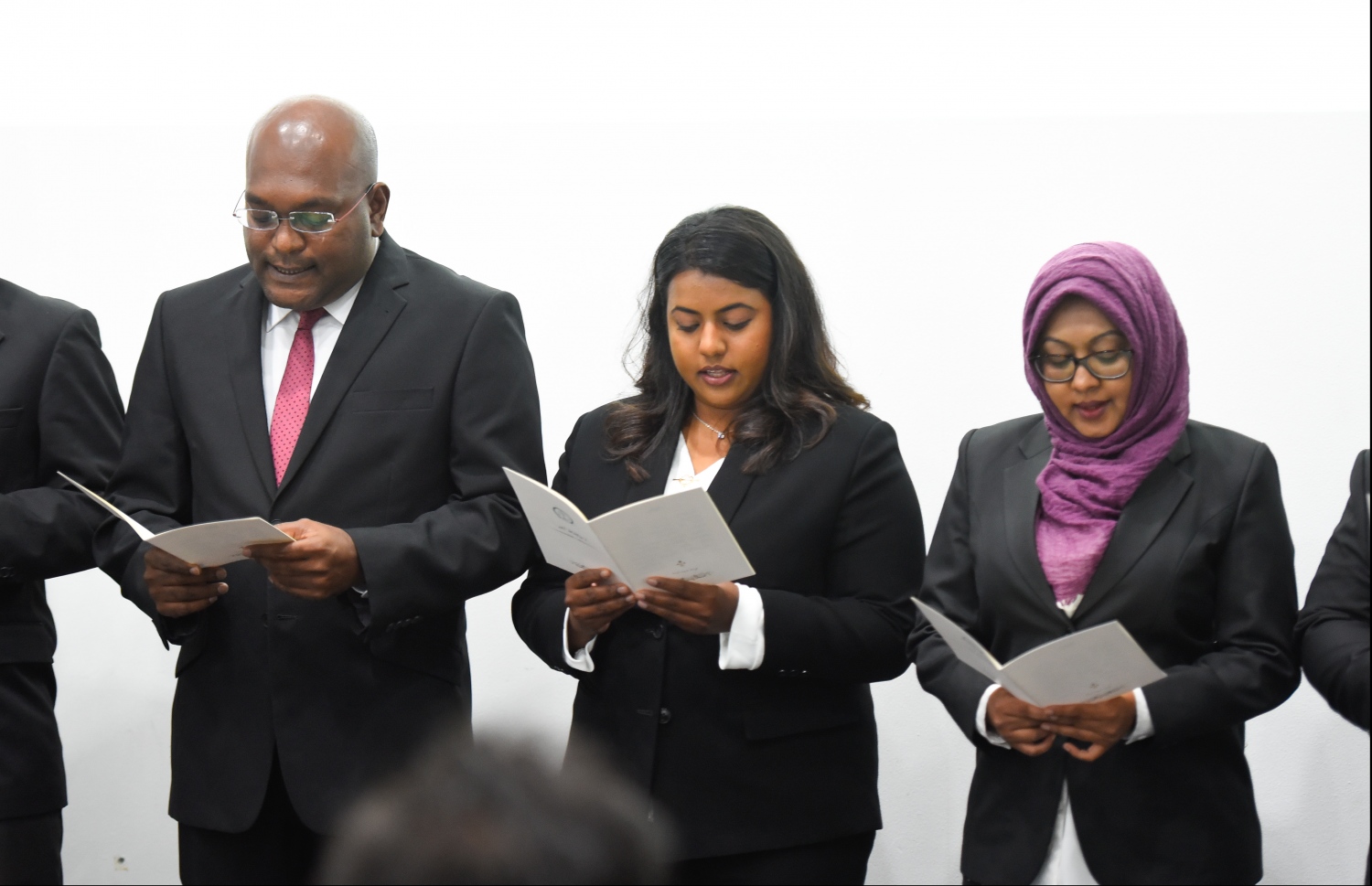 މާލެ: ޖެނުއަރީ 21، 2020: ކޯޓުތަކަށް އަލަށް އައްޔަން ކުރި ހަތް ފަނޑިޔާރުން ހުވާކުރުމުމަށް ޑިޕާޓްމަންޓް އޮފް ޖުޑިޝަލްް އެޑްމިނިސްޓްރޭޝަންގައި ބޭއްވި ރަސްމިއްޔާތުގައި ބައެއް ފަނޑިޔާރުން ހުވާކުރައްވަނީ.---ފޮޓޯ: ހުސައިން ވަހީދު/މިހާރު