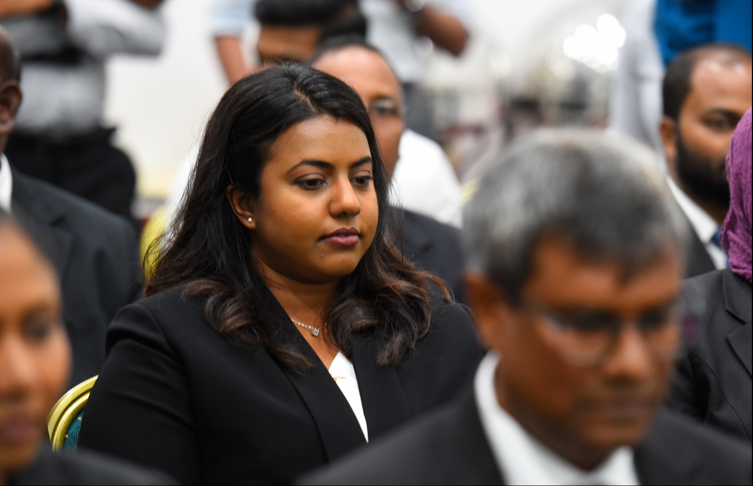 މާލެ: ޖެނުއަރީ 21، 2020: ކޯޓުތަކަށް އަލަށް އައްޔަން ކުރި ހަތް ފަނޑިޔާރުން ހުވާކުރުމުމަށް ޑިޕާޓްމަންޓް އޮފް ޖުޑިޝަލްް އެޑްމިނިސްޓްރޭޝަންގައި ބޭއްވި ރަސްމިއްޔާތުގައި ފަނޑިޔާރުންތަކެއް ބައިވެރިވެ ވަޑައިގަންނަވަނީ.---ފޮޓޯ: ހުސައިން ވަހީދު/މިހާރު