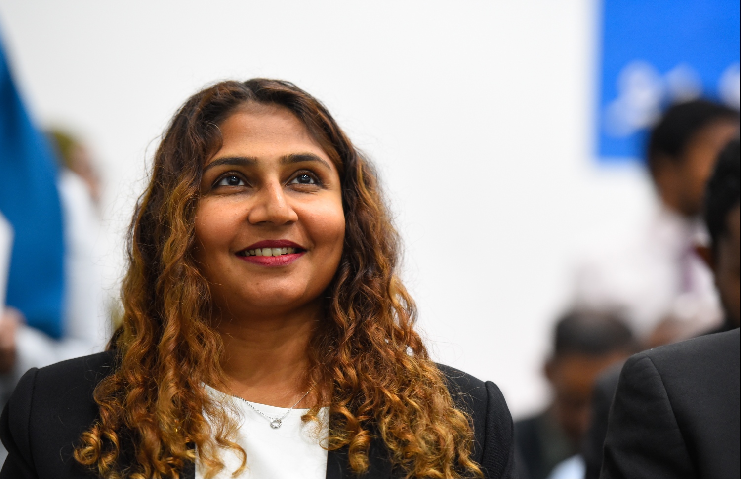 މާލެ: ޖެނުއަރީ 21، 2020: ކޯޓުތަކަށް އަލަށް އައްޔަން ކުރި ހަތް ފަނޑިޔާރުން ހުވާކުރުމުމަށް ޑިޕާޓްމަންޓް އޮފް ޖުޑިޝަލްް އެޑްމިނިސްޓްރޭޝަންގައި ބޭއްވި ރަސްމިއްޔާތުގައި ސުޕްރީމް ކޯޓުގެ ފަނޑިޔާރު ޑޮކްޓަރ އަޒްމިރާލްދާ ޒާހިރު ބައިވެރިވެ ވަޑައިގަންނަވަނީ.---ފޮޓޯ: ހުސައިން ވަހީދު/މިހާރު