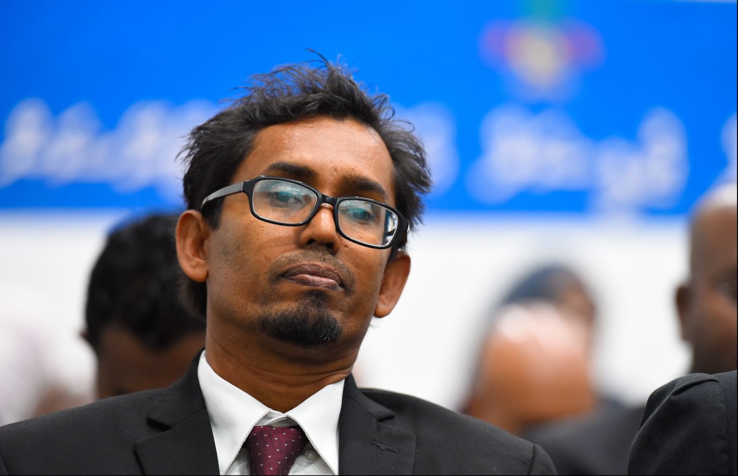 މާލެ: ޖެނުއަރީ 21، 2020: ކޯޓުތަކަށް އަލަށް އައްޔަން ކުރި ހަތް ފަނޑިޔާރުން ހުވާކުރުމުމަށް ޑިޕާޓްމަންޓް އޮފް ޖުޑިޝަލްް އެޑްމިނިސްޓްރޭޝަންގައި ބޭއްވި ރަސްމިއްޔާތުގައި ޖޭއެސްސީގެ ނައިބު ރައީސް މަސްތޫރު ހުސްނީ ބައިވެރިވެ ވަޑައިގަންނަވަނީ.---ފޮޓޯ: ހުސައިން ވަހީދު/މިހާރު