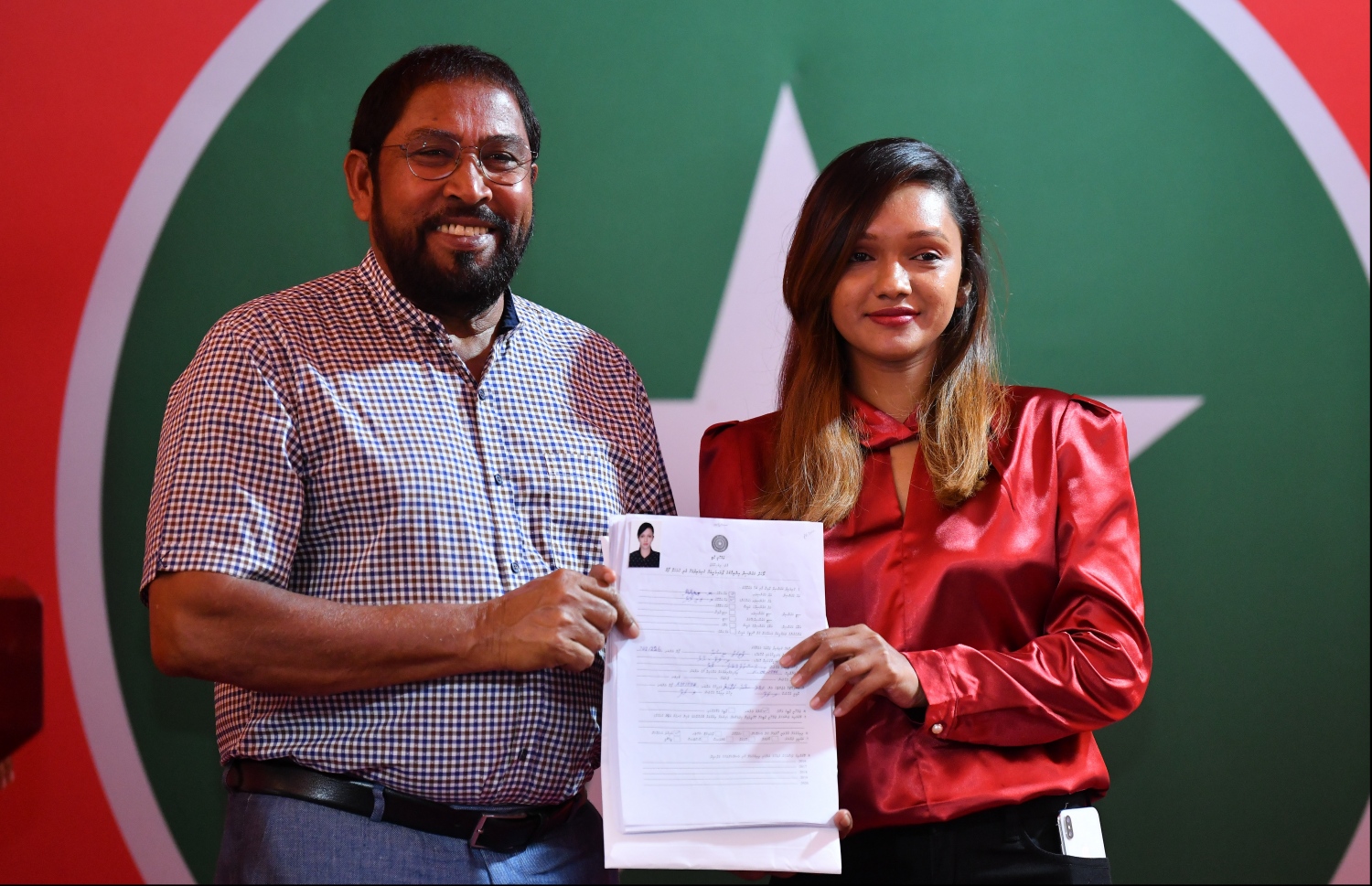 ޖޭޕީއާ ރޭ އަލަށް ގުޅުނު މެމްބަރެއްގެ ފޯމު، އެ ޕާޓީގެ ލީޑަރު ގާސިމް އިބްރާހިމްއާ ހަވާލުކުރައްވަނީ .-- ފޮޓޯ: ހުސެއިން ވަހީދު/ މިހާރު