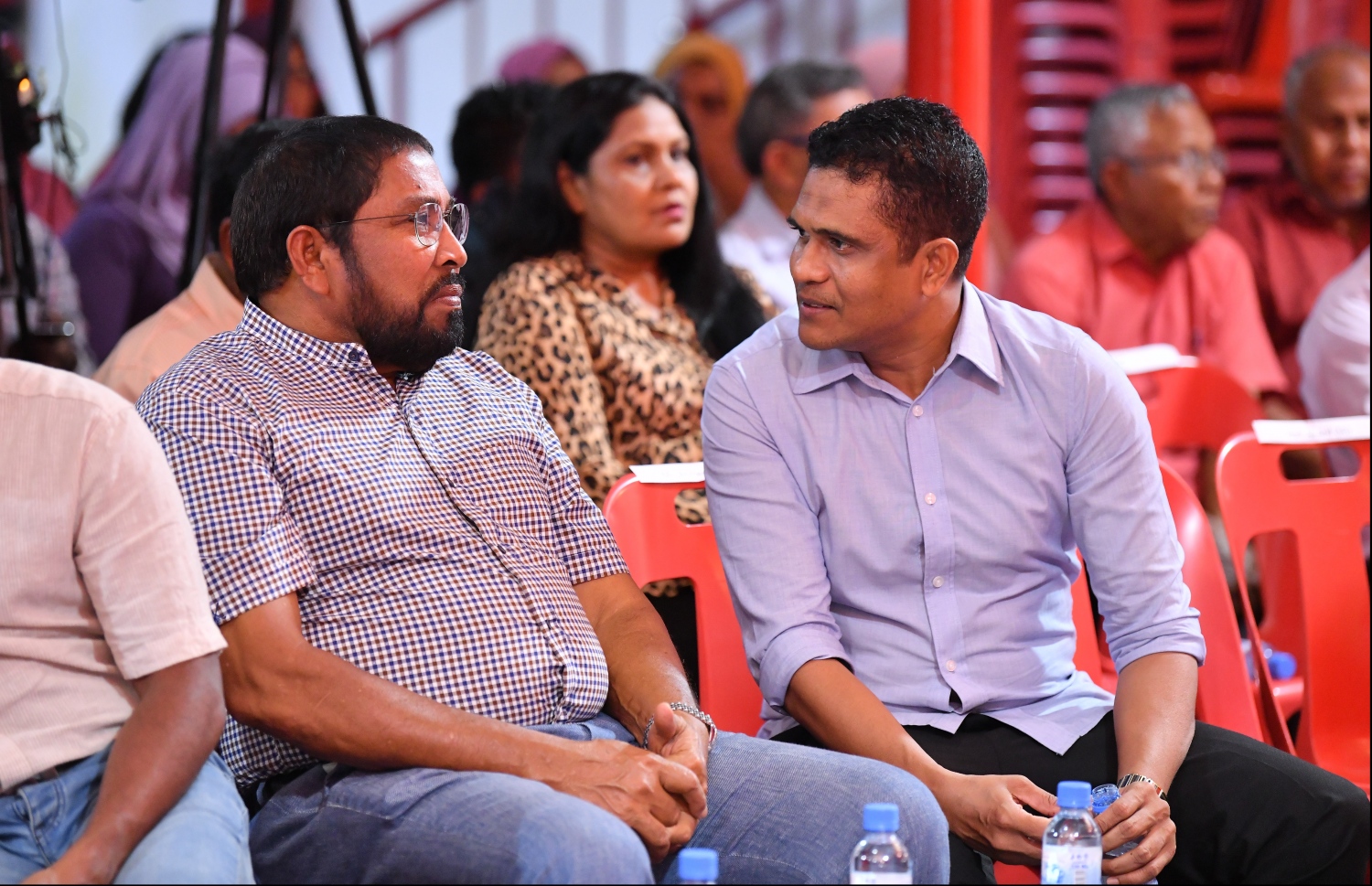 ޖޭޕީއާ އަލަށް ގުޅުނު މީހުންގެ ފޯމުތަކާ ހަވާލުވެވަޑައިގަތުމަށް ރޭ ބޭއްވި ހަފްލާގައި އެ ޕާޓީގެ ލީޑަރު ގާސިމާއި ވިލިމާލެ ދާއިރާގެ ކުރީގެ މެމްބަރު ނިހާން މަޝްވަރާއެއްގައި.---ފޮޓޯ: ހުސައިން ވަހީދު/މިހާރު