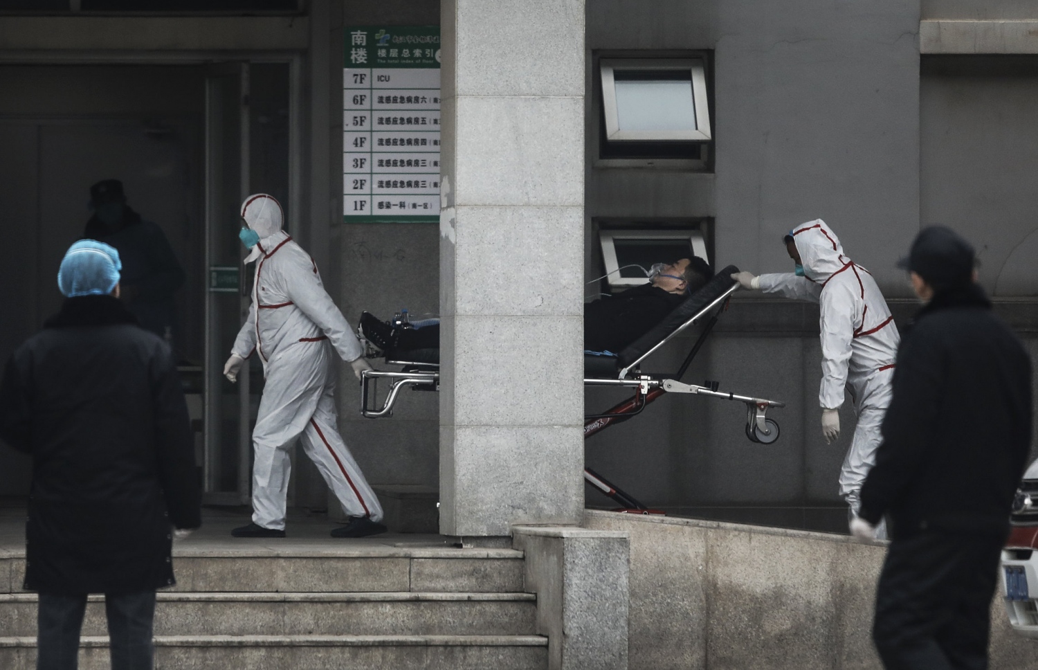 ވުހާން ވައިރަސް އަރާފައިވާ މީހުންނަށް ފަރުވާދޭ ހޮސްޕިޓަލެއްގައި ހެލްތު އޮފިޝަލުން ރައްކާތެރި ފިޔަވަޅު ތަކާ އެކީ ހަރަކާތްތެރި ވަނީ. ފޮޓޯ: ގެޓީ އިމޭޖަސް