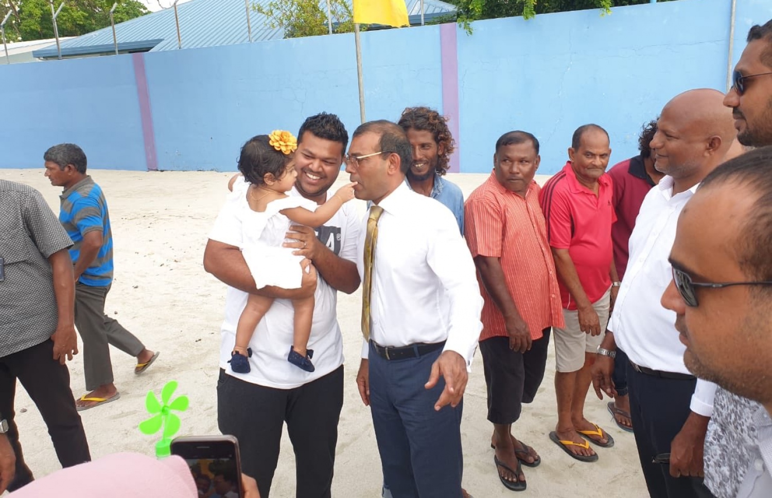 ކ. ގުރައިދޫ: ޖެނުއަރީ 22، 2020: ކ. ގުރައިދޫ އެމްޑީޕީ ޖަގަހަ ހުޅުވުމަށް ރައްޔިތުން މަޖިލީހުގެ ރައީސް މުހައްމަދު ނަޝީދު އެ ރަށަށް ވަޑައިގަތުމުން، އެރަށުގެ ބައެއް މީހުން އެމަނިކުފާނަށް މަރުހަބާ ދަންނަވަނީ.-- ފޮޓޯ: އެމްޑީޕީ