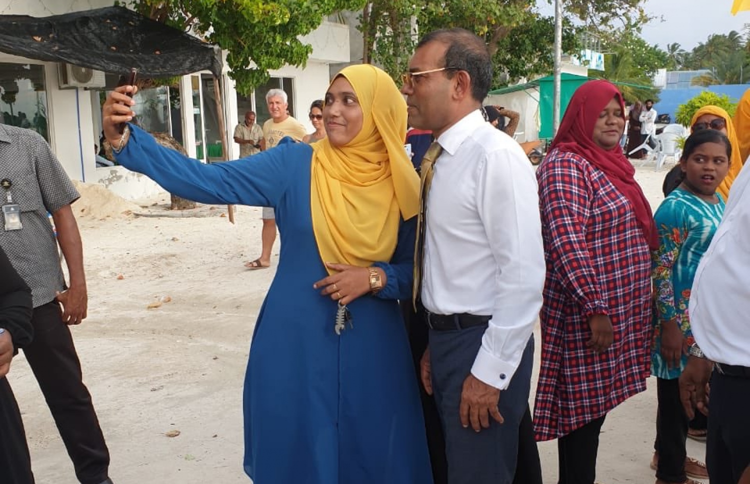 ކ. ގުރައިދޫ: ޖެނުއަރީ 22، 2020: ކ. ގުރައިދޫ އެމްޑީޕީ ޖަގަހަ ހުޅުވުމަށް ރައްޔިތުން މަޖިލީހުގެ ރައީސް މުހައްމަދު ނަޝީދު އެ ރަށަށް ވަޑައިގެން، އެރަށުގެ ބައެއް މީހުންނާއެކު ފޮޓޯ ނަންގަވަނީ.-- ފޮޓޯ: އެމްޑީޕީ