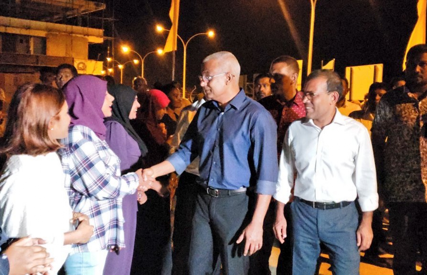 ކ. ގުރައިދޫ: ޖެނުއަރީ 22، 2020: ކ. ގުރައިދޫ އެމްޑީޕީ ޖަގަހަ ހުޅުވުމަށް ރައީސް އިބްރާހިމް މުހައްމަަދު ސޯލިހު އެ ރަށަށް ވަޑައިގަތުމުން، އެރަށުގެ ބައެއް މީހުން އެމަނިކުފާނަށް މަރުހަބާ ދަންނަވަނީ.-- ފޮޓޯ: އެމްޑީޕީ