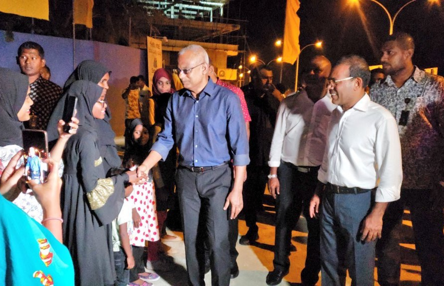 ކ. ގުރައިދޫ: ޖެނުއަރީ 22، 2020: ކ. ގުރައިދޫ އެމްޑީޕީ ޖަގަހަ ހުޅުވުމަށް ރައީސް އިބްރާހިމް މުހައްމަަދު ސޯލިހު އެ ރަށަށް ވަޑައިގަތުމުން، އެރަށުގެ ބައެއް މީހުން އެމަނިކުފާނަށް މަރުހަބާ ދަންނަވަނީ.-- ފޮޓޯ: އެމްޑީޕީ