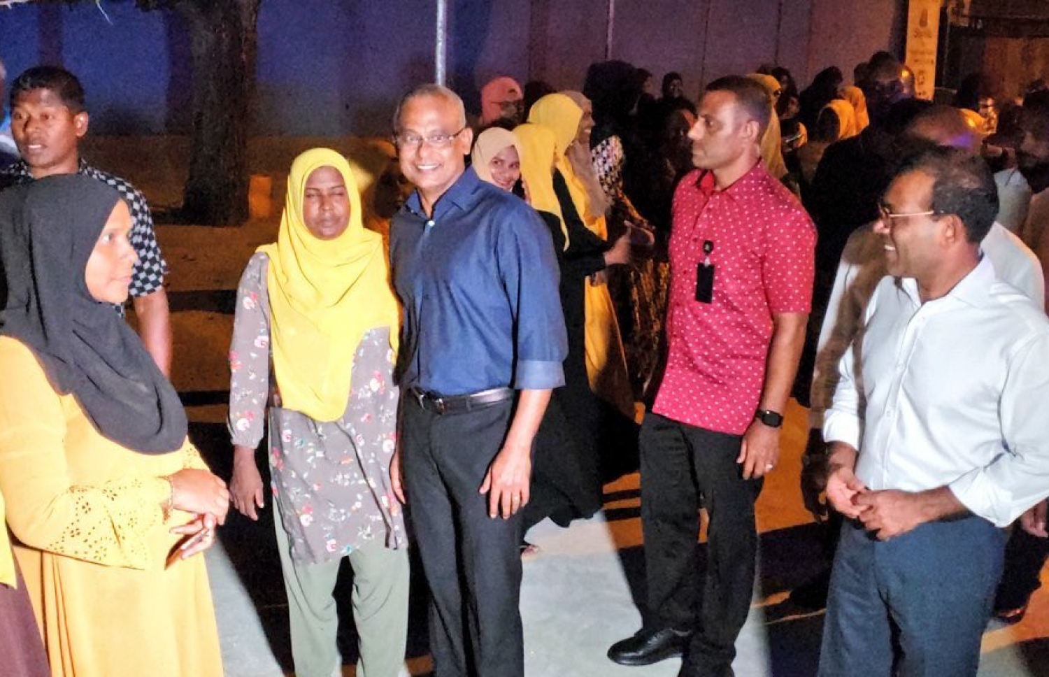 ކ. ގުރައިދޫ: ޖެނުއަރީ 22، 2020: ކ. ގުރައިދޫ އެމްޑީޕީ ޖަގަހަ ހުޅުވުމަށް ރައީސް އިބްރާހިމް މުހައްމަަދު ސޯލިހު އެ ރަށަށް ވަޑައިގެން، އެރަށުގެ ބައެއް މީހުންނާއެކު ފޮޓޯ ނަގަނީ.-- ފޮޓޯ: އެމްޑީޕީ