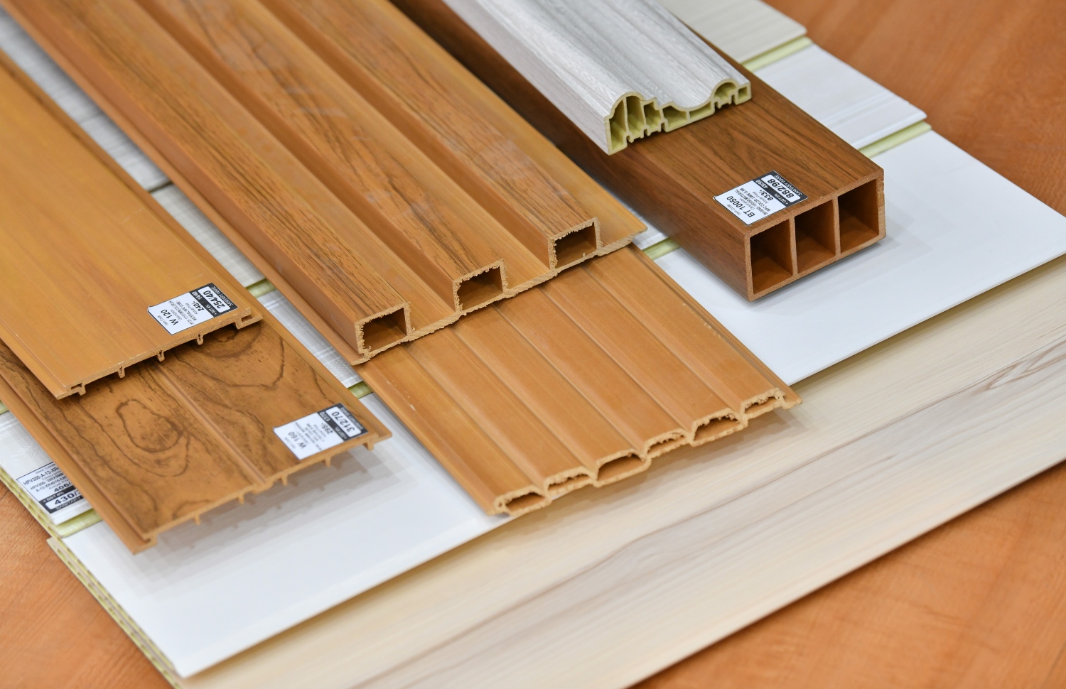 ޑަބްލިއުޕީސީ އީކޯ ޕެނަލް ސިސްޓަމް ތައްޔާރުކޮށްފައި ވަނީ ލަކުޑި އާއި ޕްލާސްޓިކް އެއްކޮށްގެން ކަމަށް މުނި ހޯމްކެއާ އިން ބުނި -- ފޮޓޯ: ހުސެއިން ވަހީދު/ މިހާރު