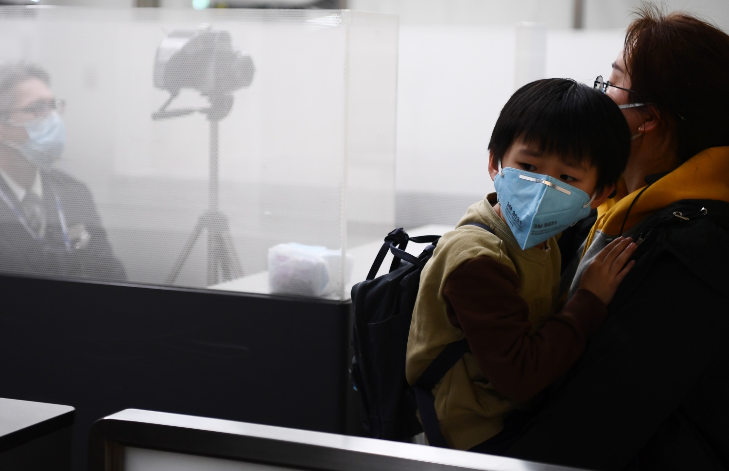 ވުހާން ސިޓީން ދަތުރު ކުރި ބަޔަކު ޖަޕާނުގެ ނަރީޓާ އެއާޕޯޓުގައި ސްކްރީން ކުރަނީ. --ފޮޓޯ:އޭއެފްޕީ