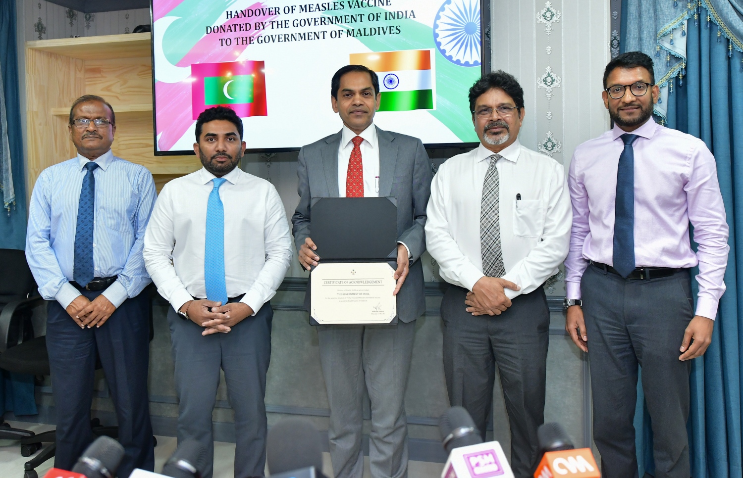 އިންޑިއާއިން ރާއްޖެއަށް ހިމަބިހިން ދިފާއުވުމަށް ދޭ ވެކްސިންގެ 30،000 ޑޯޒް ހަދިޔާކުރަން ބޭއްވި ރަސްމިއްޔާތުގައި، އެ ގައުމުން ރާއްޖެ ކަނޑައަޅާފައި ހުންނަވާ ސަފީރު ސުންޖޭ ސުދިރް (މ) ހެލްތު މިނިސްޓަރު އަމީން (ވ-2)، ފޮރިން ސެކްރެޓަރީ ޣަފޫރު (ކ-2) އަދި ހެލްތު މިނިސްޓްރީގެ ދެ ސްޓޭޓް މިނިސްޓަރުން ކަމުގައިވާ ޑރ. ޝާހު (ކ) އަދި ޒުހެއިރު ފޮޓޯއަކަށް ހުއްޓިވަޑައިގެން.-- ފޮޓޯ: ނިޝާން އަލީ/ މިހާރު