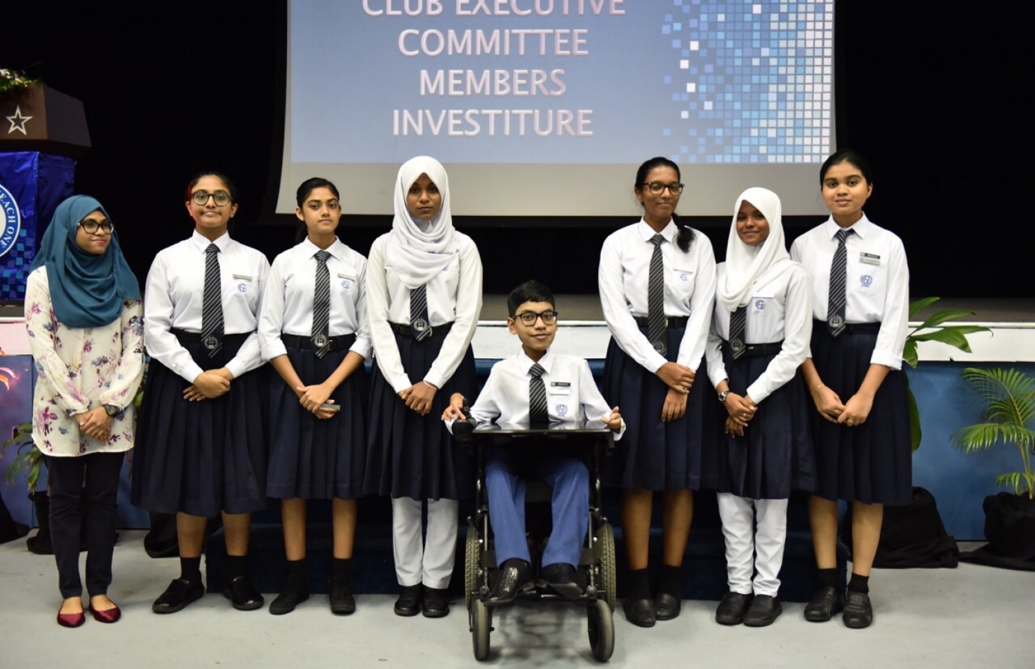 ރައިޝަން، ސްކޫލު ކުދިންތަކަކާއެކު ފޮޓޯއަކަށް ހުއްޓިލައިގެން