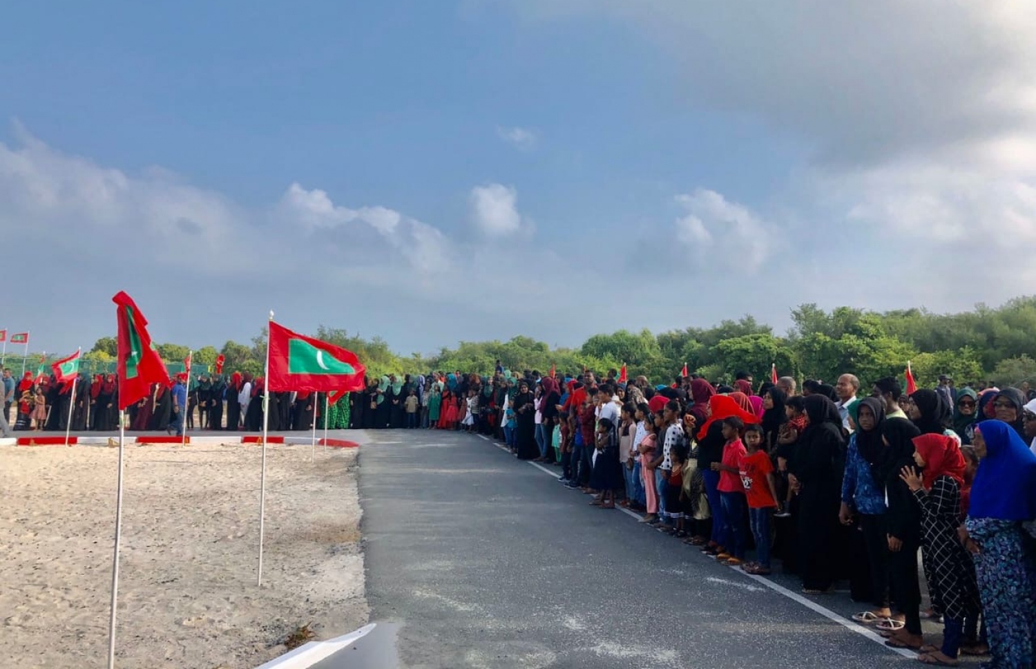 ފުނަދޫ ރައްޔިތުން ޓެސްޓް ފްލައިޓަށް މަރުހަބާ ކިޔަނީ: މިއީ ރައްޔިތުންގެ އެތައް ދުވަހެއްގެ އިންތިޒާރުގެ ނިމުން ކަމަށް ކައުންސިލުން ބުނޭ--
