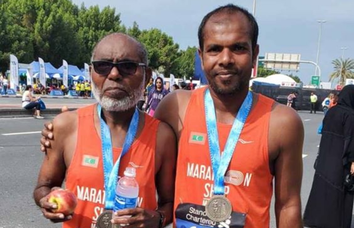 އަބްސީބެ (ވ) އާއި އޭނާގެ ކޯޗު އަބުޅޯ.