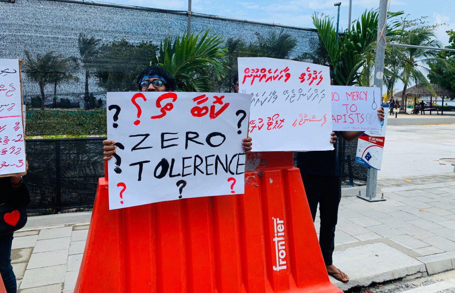 ކުޑަ ކުދިންނަށް ކުރާ ޖިންސީ ގޯނާއާ ދެކޮޅަށް ޒުވާނުންތަކެއް އަޑު އުފުލަނީ: --ފޮޓޯ/އެމްވީކްރައިސިސް