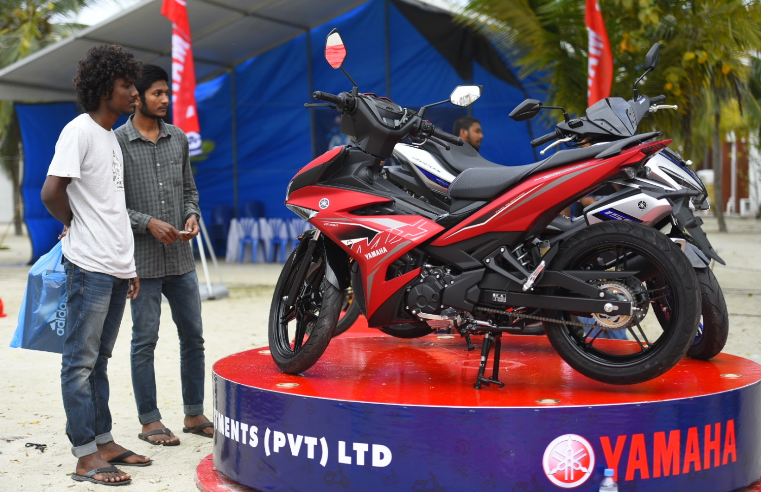 އެލިއާ އިން ކުރިއަށްގެންދާ ޕްރޮމޯޝަން ހަރަކާތުގައި ބަޔަކު ޔަމަހާ ސައިކަލުތަކެއް ބަލަނީ-- ފޮޓޯ: ނިޝާން އަލީ/ މިހާރު