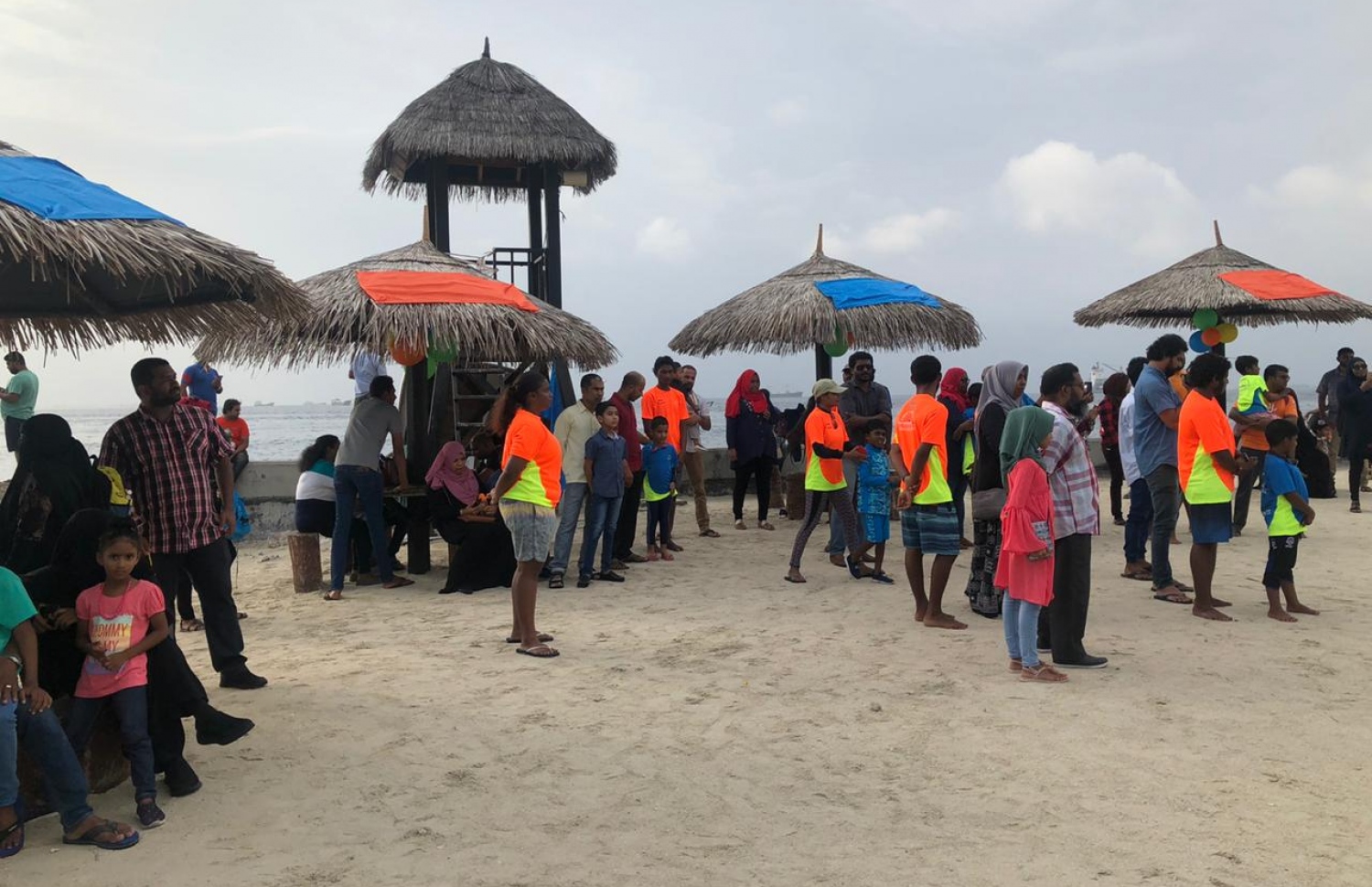 އޯޓިސްޓިކް ކުދިންނަށް ފަތަން ދަސްކޮށްދޭން ރަސްފަންނުގައި މިއަދު ބޭއްވި ރަސްމިއްޔާތުގައި ބައިވެރިވި ބައެއް މީހުން-- ފޮޓޯ: ނިއު ލެގޫން ސްވިމިން ކްލަބް