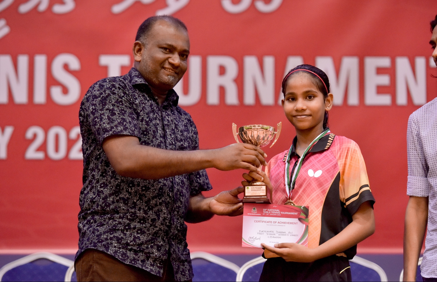 ދީމާ އަށް ސްޕޯޓްސް ކޯޕަރޭޝަނުގެ ޗެއާމަން ހުސެއިން މުހައްމަދު ތަށި ދެނީ. --ފޮޓޯ: ނިޝާން އަލީ/ މިހާރު