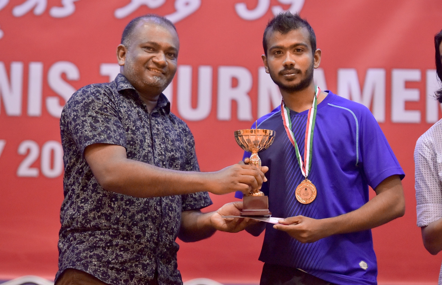 މުންސިފް އަށް ސްޕޯޓްސް ކޯޕަރޭޝަނުގެ ޗެއާމަން ހުސެއިން މުހައްމަދު ތަށި ދެނީ. --ފޮޓޯ: ނިޝާން އަލީ/ މިހާރު