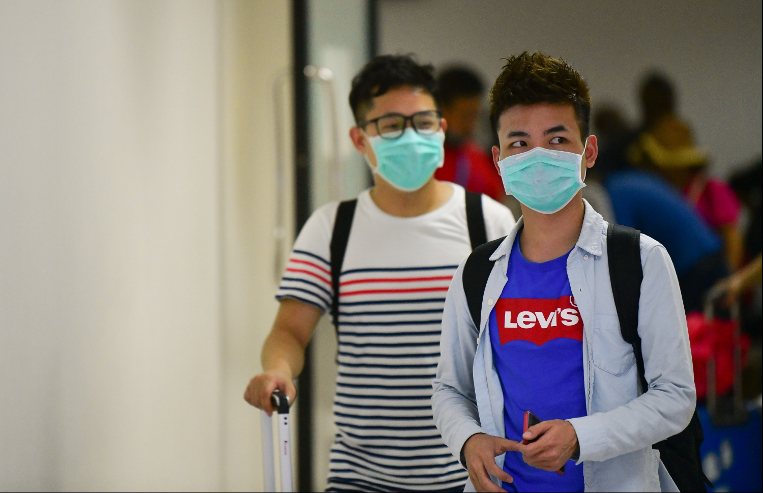 ވެލާަނާ އިންޓަނޭޝަނަލް އެއާޕޯޓުގައި ޓޫރިސްޓުންތަކެއް މާސްކް އަޅައިގެން-.-- ފޮޓޯ: ހުސެން ވަހީދު /މިހާރު