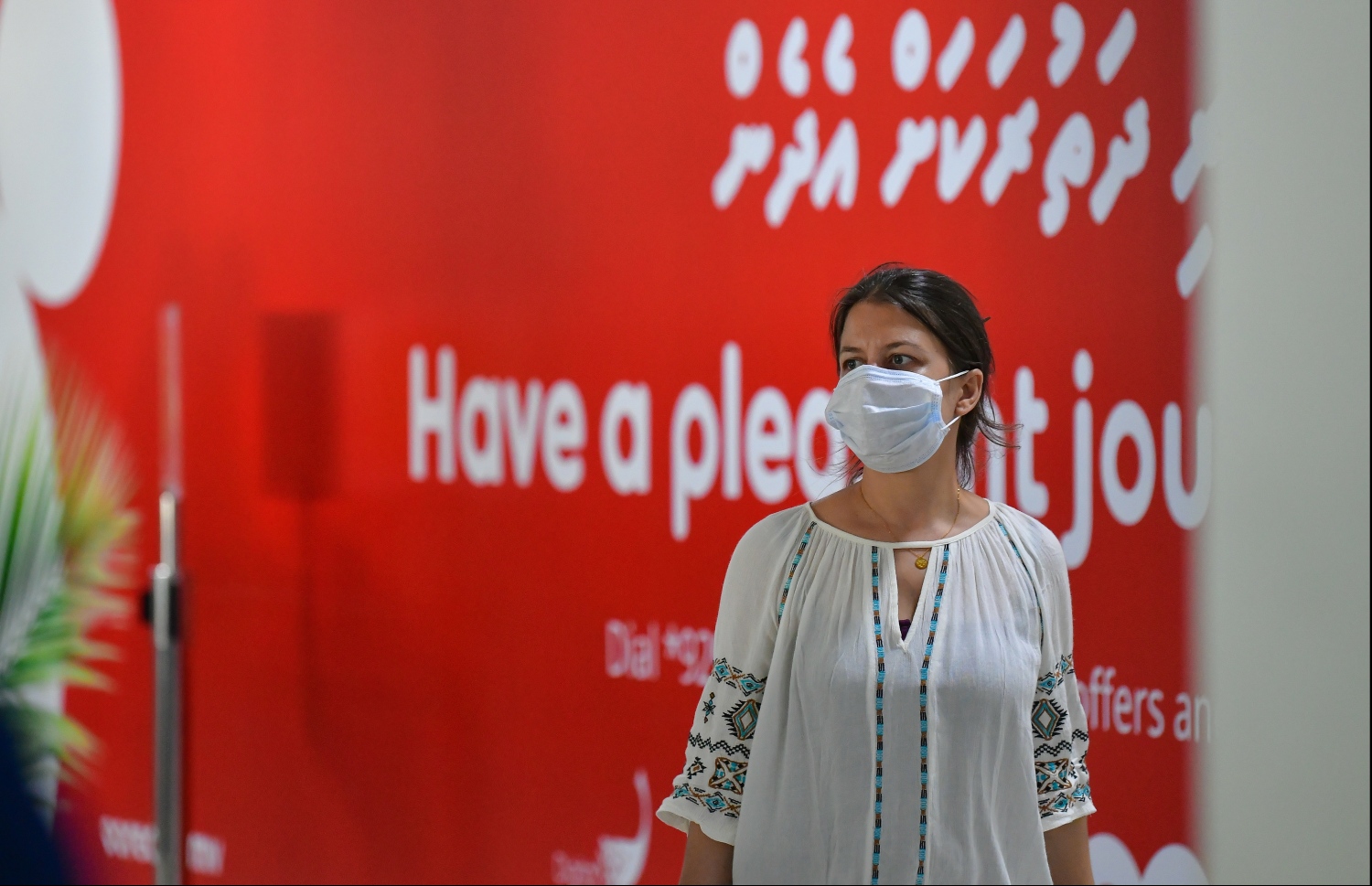 ވެލާނާ އިންޓަނޭޝަނަލް އެއާޕޯޓް: ޖެނުއަރީ 25، 2020- ދުނިޔޭގެ އެކި ހިސާބުތަކުގައި ފެތުރެމުންދާ ކޮރޯނާ ވައިރަސް އިން ރައްކާތެރިވުމުގެ ގޮތުން، ފުރަން ދިޔަ ޓޫރިސްޓަކު މާސްކް އަޅައިގެން: މި ވައިރަސް އަށް ޝައްކު ކުރެވޭ އެއްވެސް މީހަކު އަދި ރާއްޖެ އިން ނުފެންނަ ކަމަށް އެޗްޕީއޭ އިން މިއަދު ބުނި.--- ފޮޓޯ: ހުސައިން ވަހީދު /މިހާރު