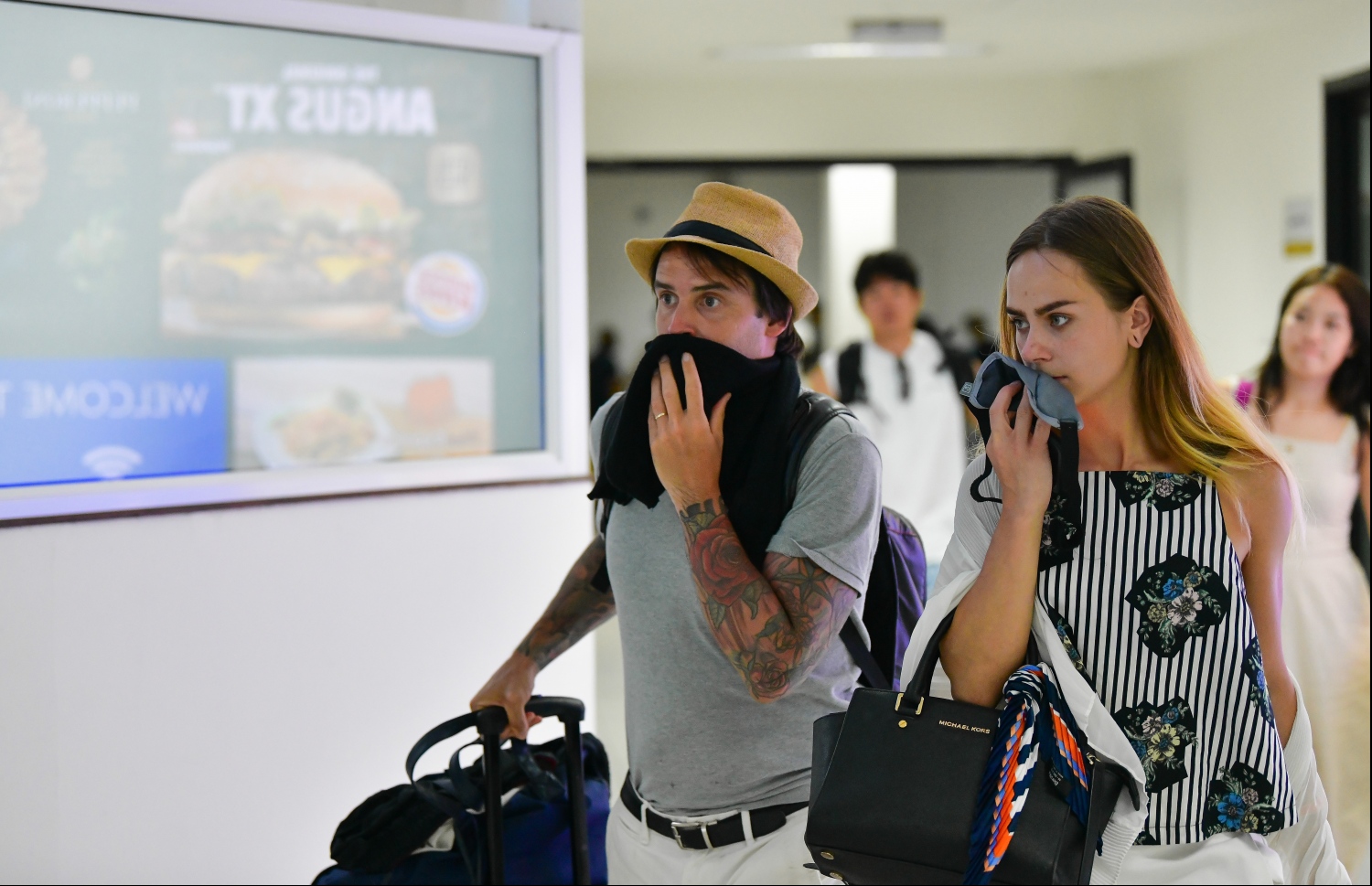 ވެލާނާ އިންޓަނޭޝަނަލް އެއާޕޯޓް: ޖެނުއަރީ 25، 2020- ދުނިޔޭގެ އެކި ހިސާބުތަކުގައި ފެތުރެމުންދާ ކޮރޯނާ ވައިރަސް އިން ރައްކާތެރިވުމުގެ ގޮތުން، އެއާޕޯޓަށް ފުރަން ދިޔަ ޓޫރިސްޓުންތަކެއް ފޮތިގަނޑަކުން ނޭފަތާއި އަނގަ ނިވާކުރަނީ: މި ވައިރަސް އަށް ޝައްކު ކުރެވޭ އެއްވެސް މީހަކު އަދި ރާއްޖެ އިން ނުފެންނަ ކަމަށް އެޗްޕީއޭ އިން މިއަދު ބުނި.--- ފޮޓޯ: ހުސައިން ވަހީދު /މިހާރު