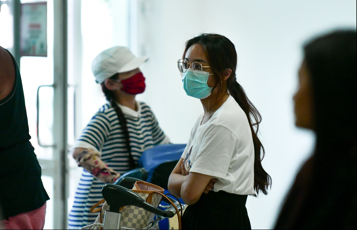 ވެލާނާ އިންޓަނޭޝަނަލް އެއާޕޯޓް: ޖެނުއަރީ 25، 2020- ދުނިޔޭގެ އެކި ހިސާބުތަކުގައި ފެތުރެމުންދާ ކޮރޯނާ ވައިރަސް އިން ރައްކާތެރިވުމުގެ ގޮތުން، އެއާޕޯޓަށް ދިޔަ ޓޫރިސްޓުންތަކެއް މާސްކް އަޅައިގެން: މި ވައިރަސް އަށް ޝައްކު ކުރެވޭ އެއްވެސް މީހަކު އަދި ރާއްޖެ އިން ނުފެންނަ ކަމަށް އެޗްޕީއޭ އިން މިއަދު ބުނި.--- ފޮޓޯ: ހުސައިން ވަހީދު /މިހާރު