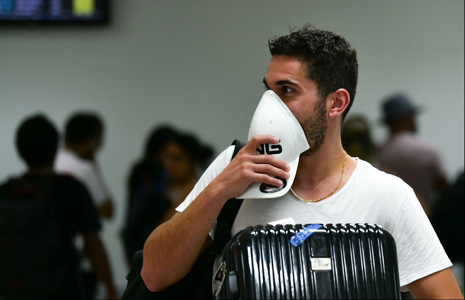 ވެލާނާ އިންޓަނޭޝަނަލް އެއާޕޯޓް: ޖެނުއަރީ 25، 2020- ދުނިޔޭގެ އެކި ހިސާބުތަކުގައި ފެތުރެމުންދާ ކޮރޯނާ ވައިރަސް އިން ރައްކާތެރިވުމުގެ ގޮތުން، އެއާޕޯޓަށް ފުރަން ދިޔަ ޓޫރިސްޓަކު އޭނާގެ ތޮފިން ނޭފަތާއި އަނގަ ނިވާކުރަނީ: މި ވައިރަސް އަށް ޝައްކު ކުރެވޭ އެއްވެސް މީހަކު އަދި ރާއްޖެ އިން ނުފެންނަ ކަމަށް އެޗްޕީއޭ އިން މިއަދު ބުނި.--- ފޮޓޯ: ހުސައިން ވަހީދު /މިހާރު