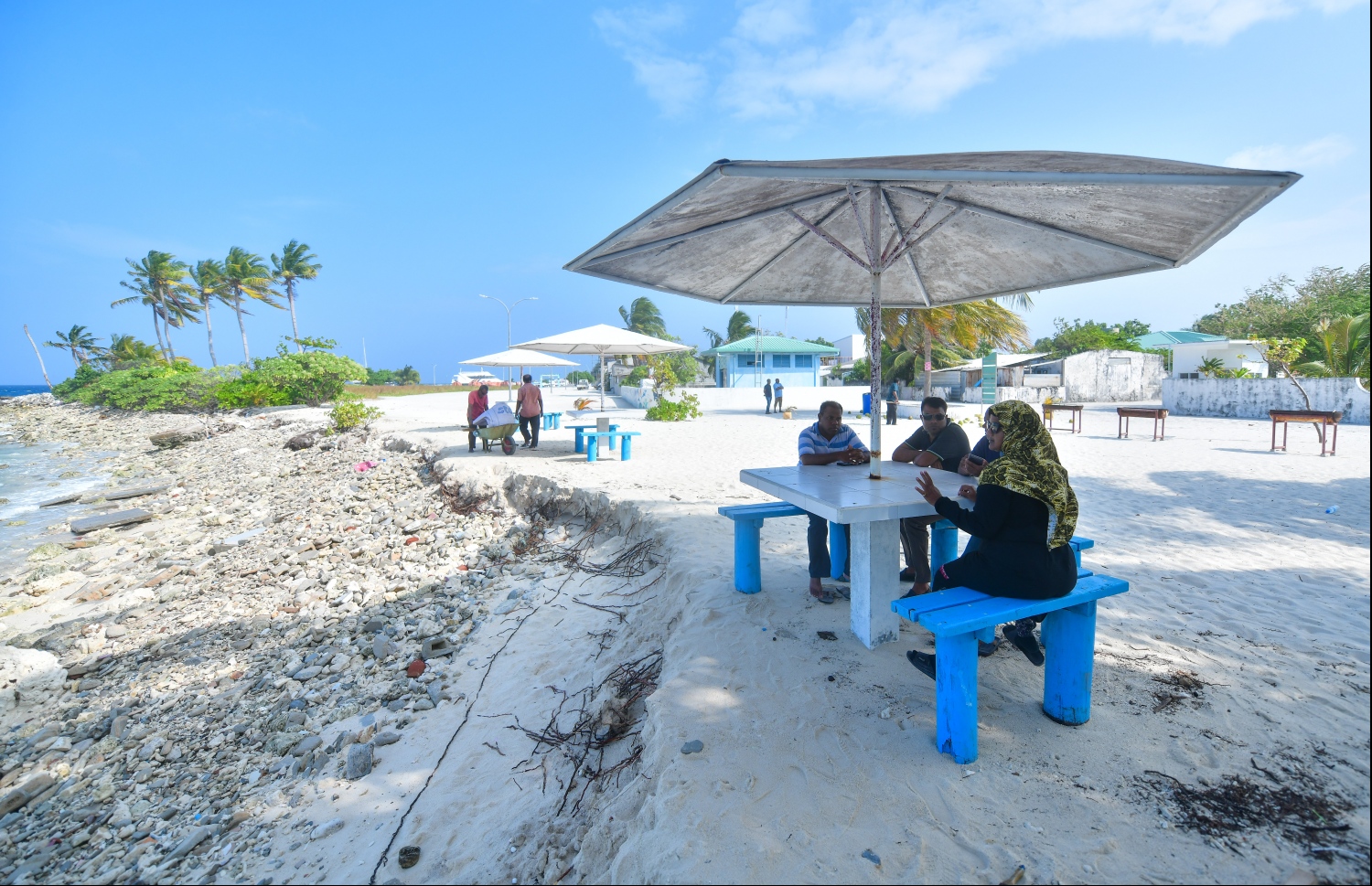 ޕެޓިޝަން ތައްޔާރުކުރި ނާޒިމާ، "މިހާރު"އާ ވާހަކަ ދައްކަނީ: ކުރިން ބީޗު އޮތް ތަނުން މިހާރު ފެންނަނީ ހުސް ގާ --މިހާރު ފޮޓޯ/ހުސެއިން ވަހީދު