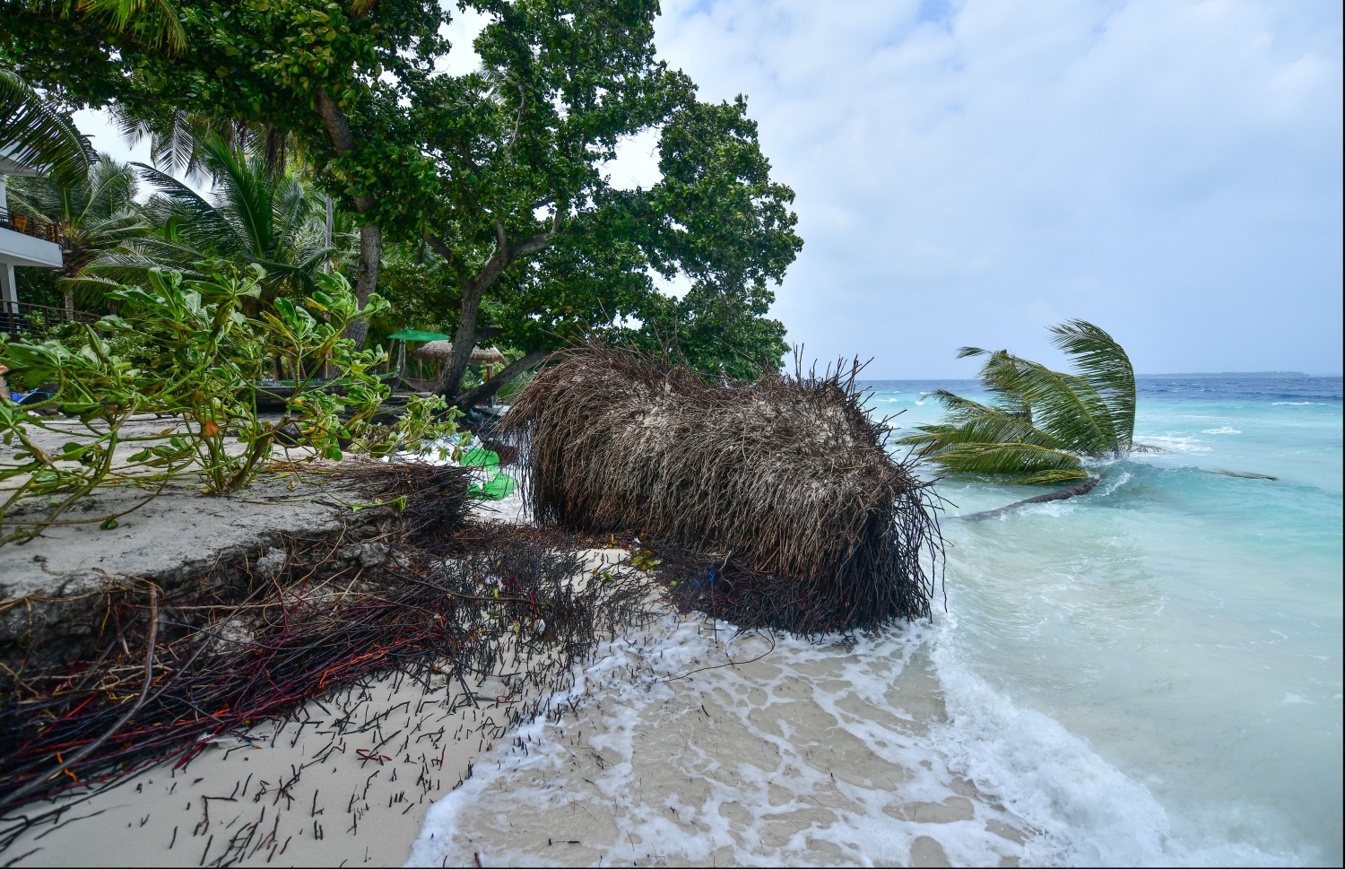 ގިރައިގެން ގޮސް ދެ ރުއް ވެއްޓިފައި: މިއީ ދަަރަވަންދުއަށް އަންނަ ޓޫރިސްޓުންނަށް ހާއްސަ ބީޗު ހިމެނޭ ސަރަހައްދު --މިހާރުފޮޓޯ/ހުސެއިން ވަހީދު