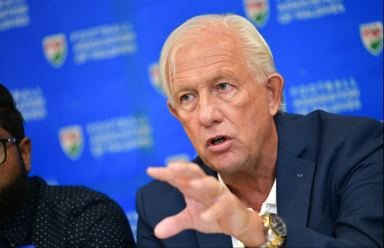 ގައުމީ ޓީމުގެ ކޯޗް މާޓިން ކޫޕްމަން  އޭނާ އަކީ ޕޮޒެޝަން ފުޓްބޯޅައަށް ކުޅުވަސް މަސައްކަތް ކުރާ ކޯޗެއް --- ފޮޓޯ: މިހާރު