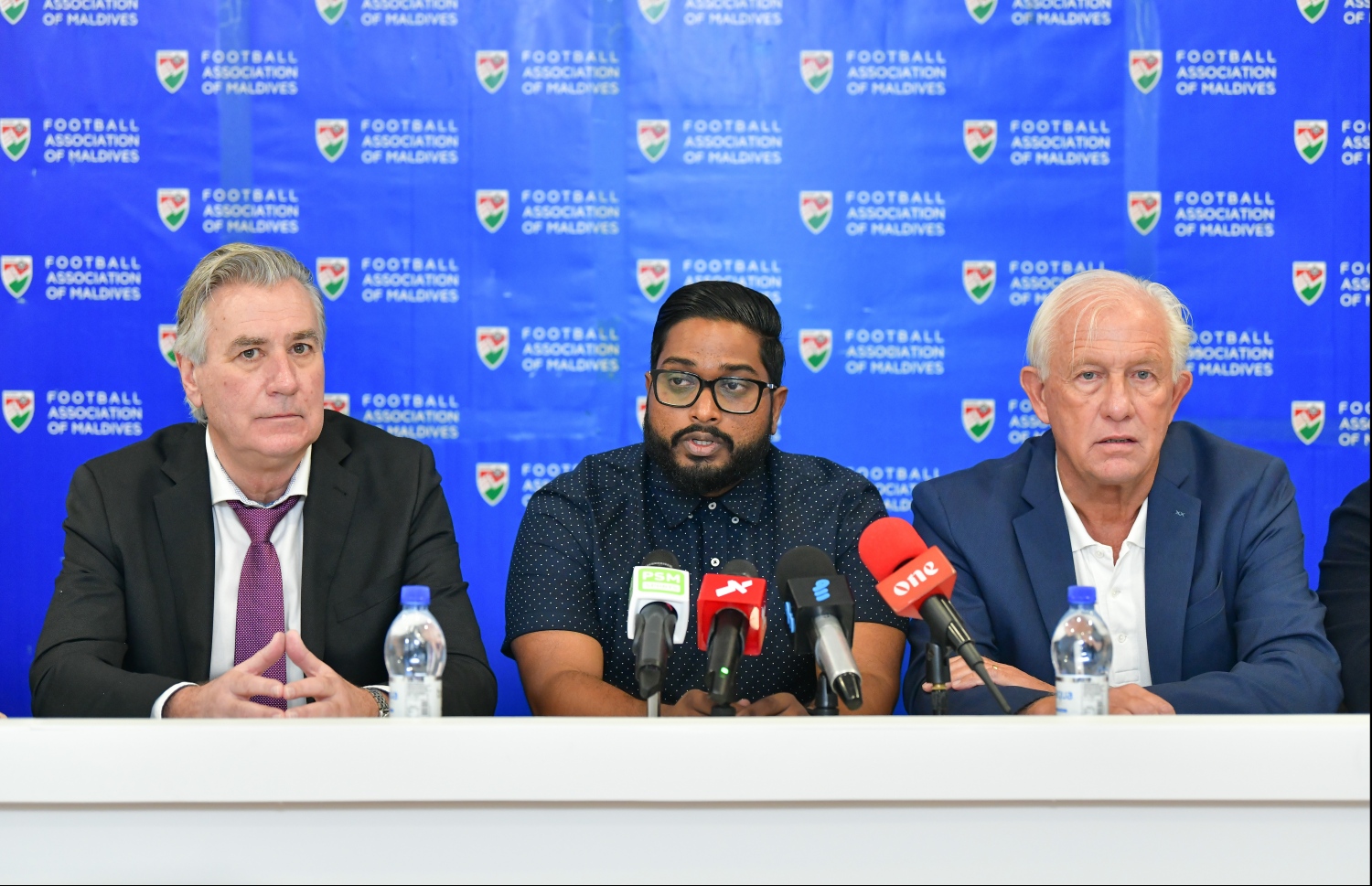 ގައުމީ ޓީމުގެ ކޯޗު ކޫޕްމަން (ކ) އާއި އެފްއޭއެމްގެ ރައީސް ބައްސާމް (މ) އަދި އެސިސްޓަންޓް ކޯޗު ހިޑިންކް.-- ފޮޓޯ: ހުސެއިން ވަހީދު/ މިހާރު