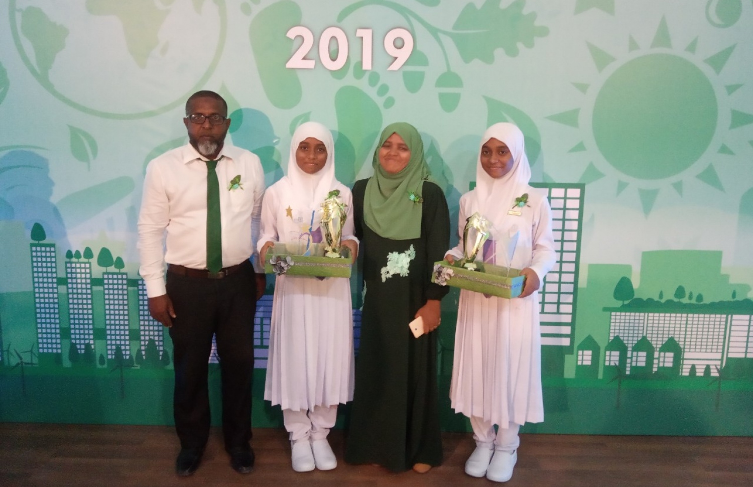 ރަޝާ އަދި ރަހާ، ދެ ކުދިންގެ މަންމަ އާއި ބައްޕައާ އެކު، މިދިއަ އަހަރުގެ އިނާމު ދިނުމުގެ ޖަލްސާއަށް ފަހު