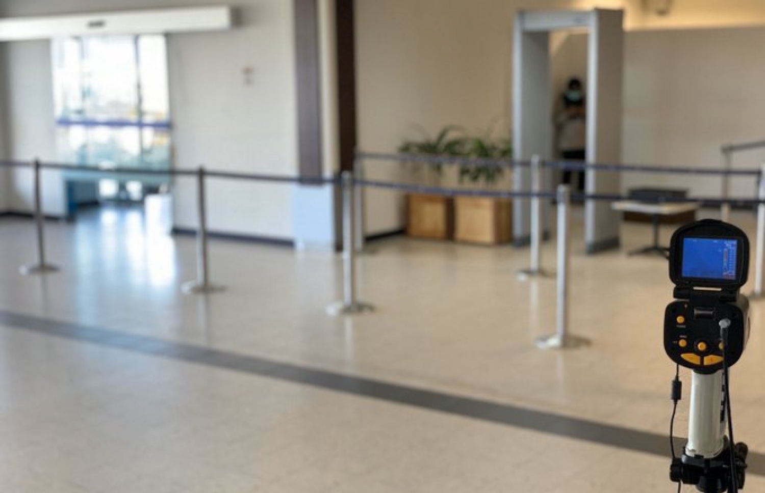 ރާއްޖެ އަންނަ މީހުން ސްކްރީން ކުރުމަށް ވެލާނާ އިންޓަނޭޝަނަލް އެއާޕޯޓުގެ ޓާމިނަލް އޭރިއާގައި ބަހައްޓާފައިވާ ތާމަލް ކެމެރާ.---ފޮޓޯ: އެޗްޕީއޭ