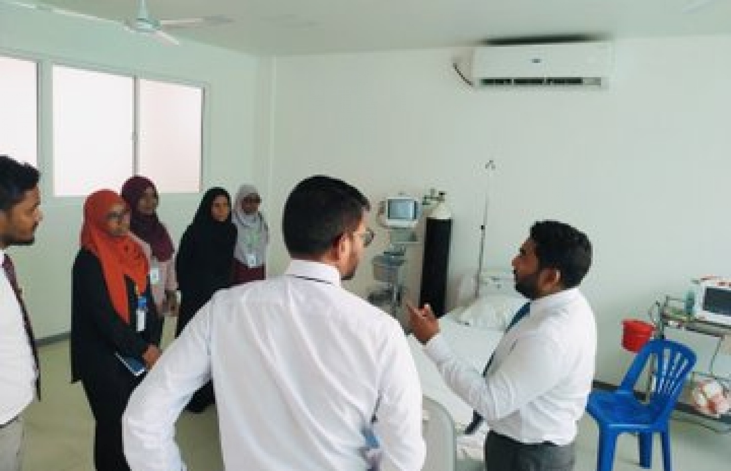 ހުޅުމާލޭގެ ޕްރީ ސްކޫލްގައި މިހާރު ގާއިމް ކޮށްފައިވާ އައިސޮލޭޝަން ފެސިލިޓީ، ހެލްތު މިނިސްޓަރު އަމީން މިއަދު ބައްލަވަނީ.---ފޮޓޯ: ހެލްތު މިނިސްޓްރީ