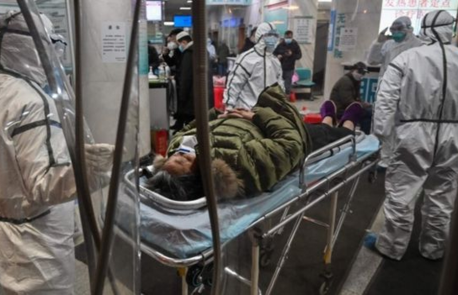 ވޫހާން ސިޓީގައި ބަލި މީހުންގެ ކިޔޫ ދަނީ ދިގުވަމުން. --ފޮޓޯ:އޭއެފްޕީ