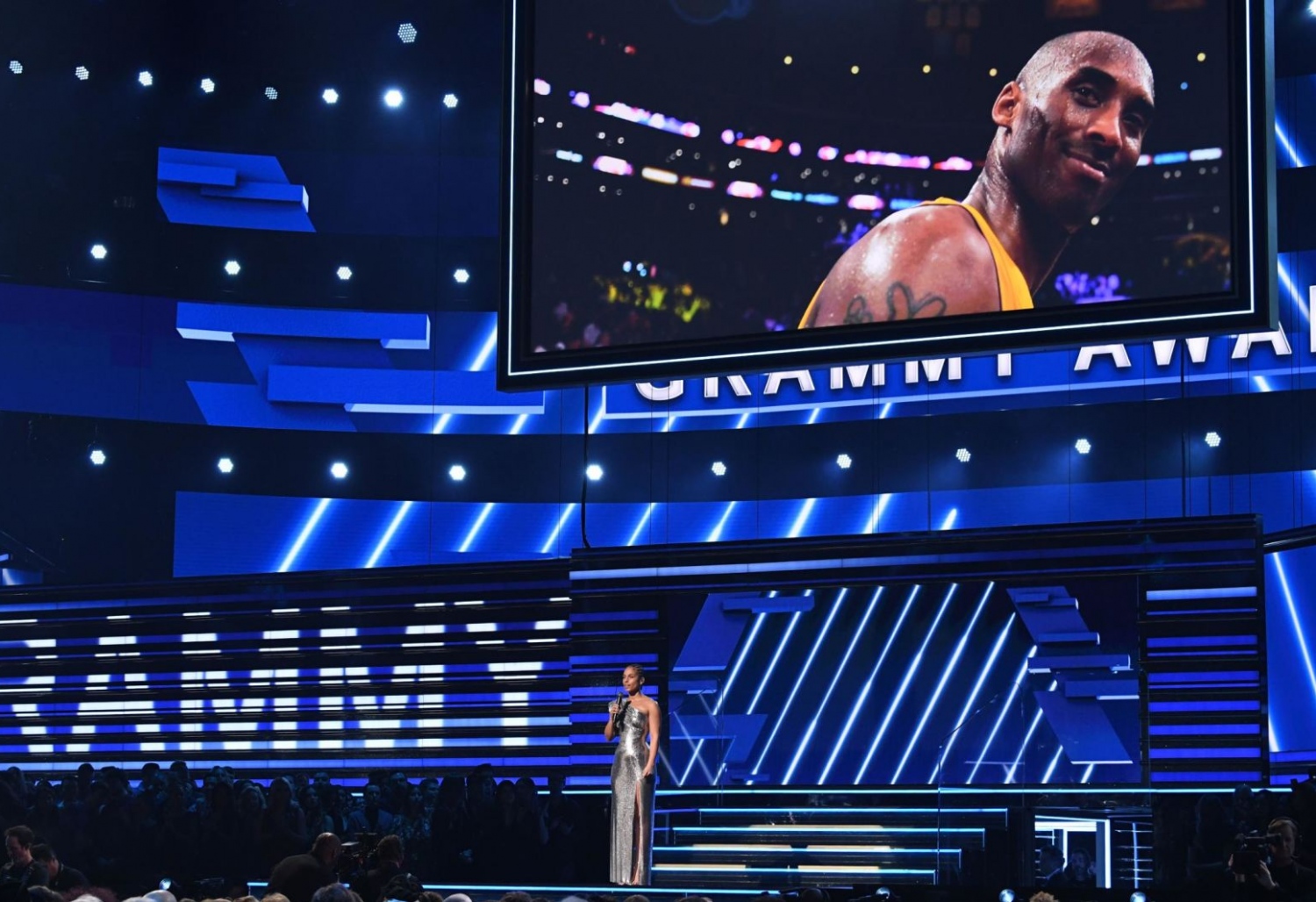 ގްރެމީ އެވޯޑްސް 2020 ގެ ހޮސްޓް، އެލީޝާ ކީސް، ބާސްކެޓްބޯޅައިގެ ލެޖެންޑް ކޯބީ ބްރަޔަންޓް އަށް ދޭ ޓްރިބިއުޓެއްގެ ގޮތުގައި އޭނާގެ ވާހަކަދައްކަން ސްޓޭޖް މަތީގައި ހުއްޓިގެން.-- ފޮޓޯ: އޭއެފްޕީ