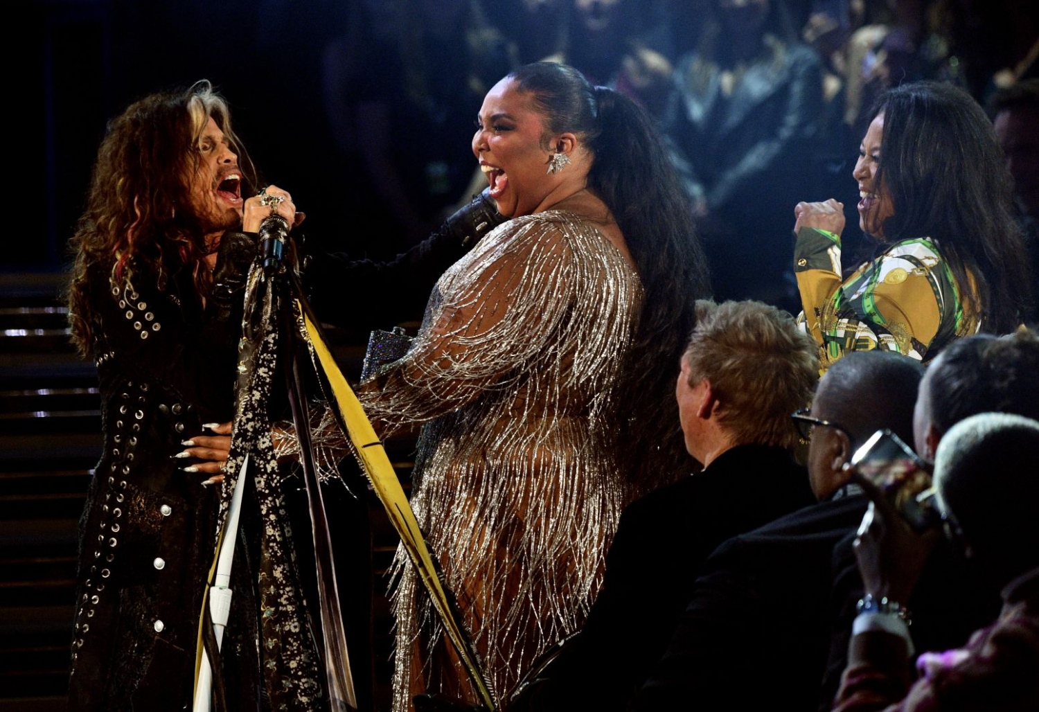 ގްރެމީ އެވޯޑްސް 2020 ގައި ރެޕް ލަވަކިޔުންތެރިޔާ، ލިޒޯ ޕާފޯމްކުރަނީ.-- ފޮޓޯ: އޭއެފްޕީ