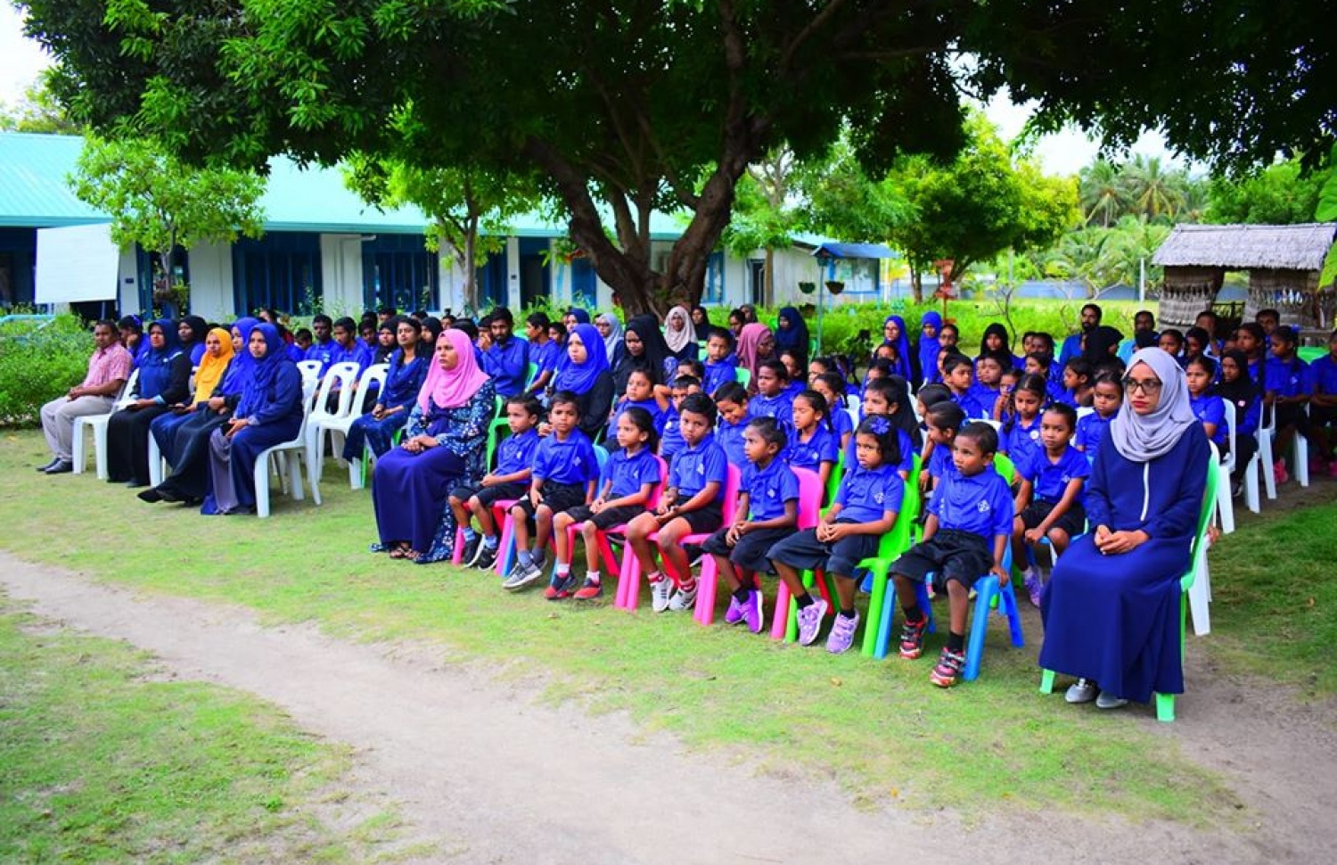 ރަސްގެތީމް ސްކޫލުގެ ދަރިވަރުންތަކެއް، އެ ސްކޫލުގައި ބޭއްވި އެސެމްބްލީގައި.-- ފޮޓޯ: ރަސްގެތީމް ސްކޫލު